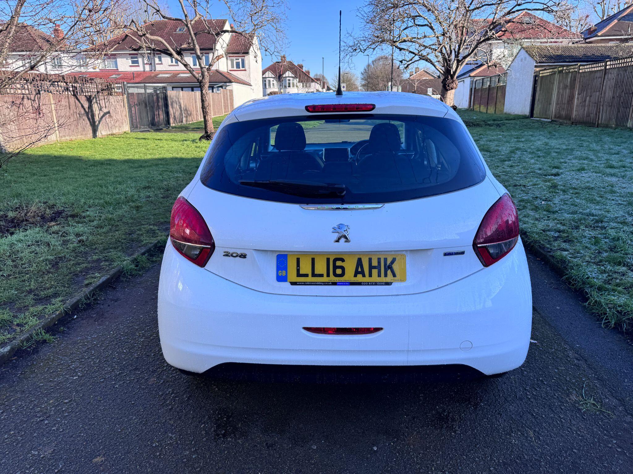 2016 Peugeot 208 image 8