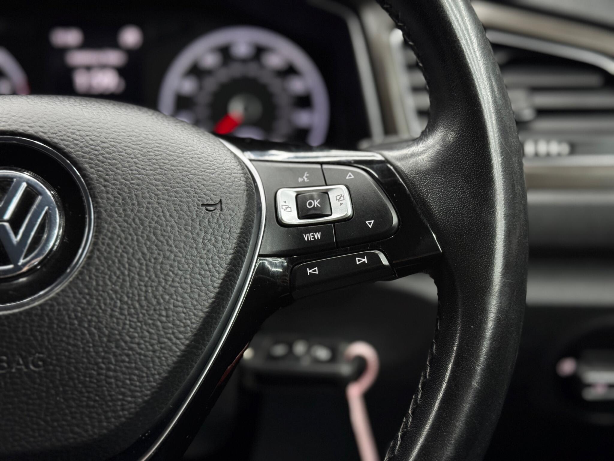 Volkswagen T-Roc view 21