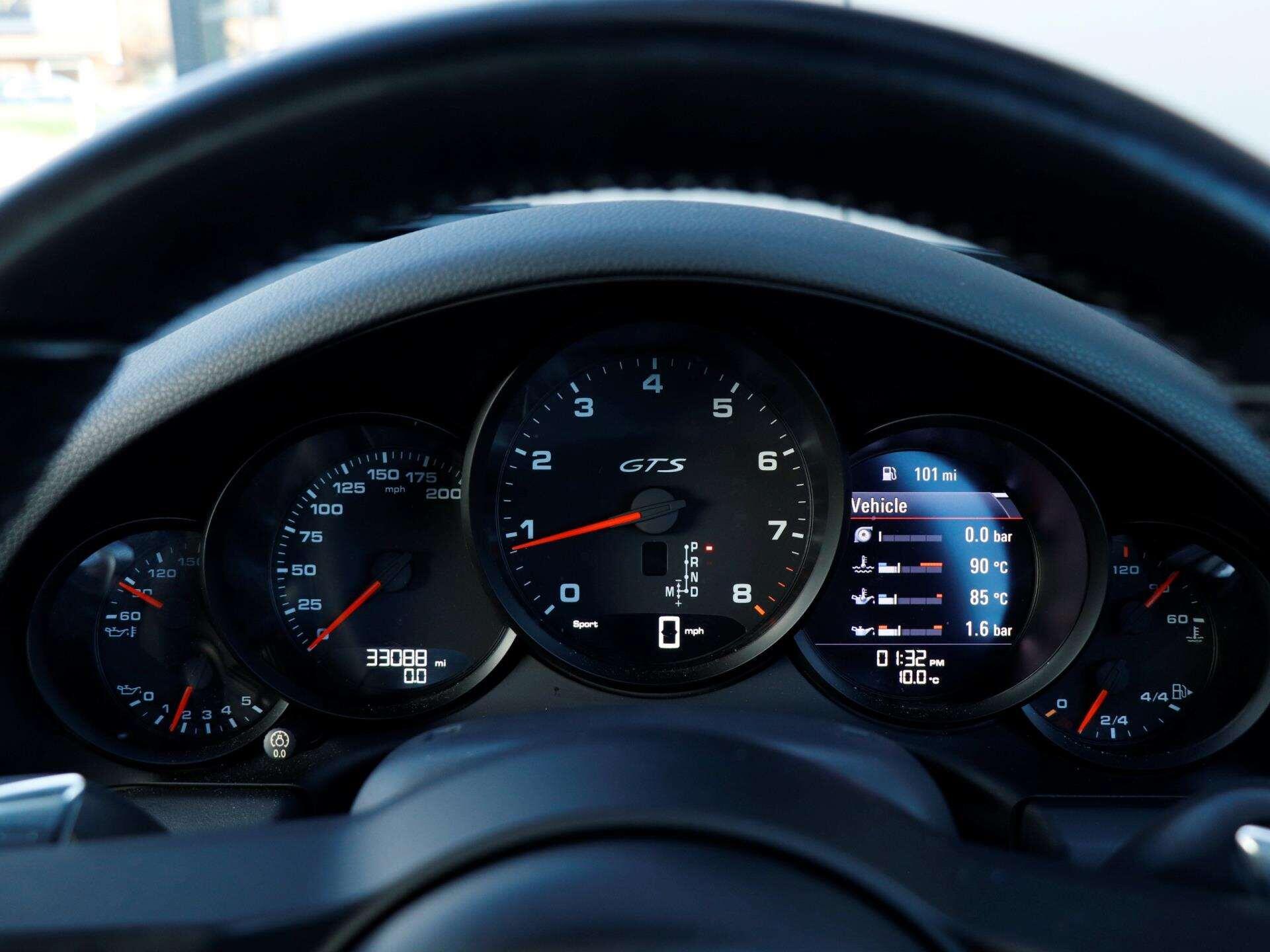 Porsche 911 view 12