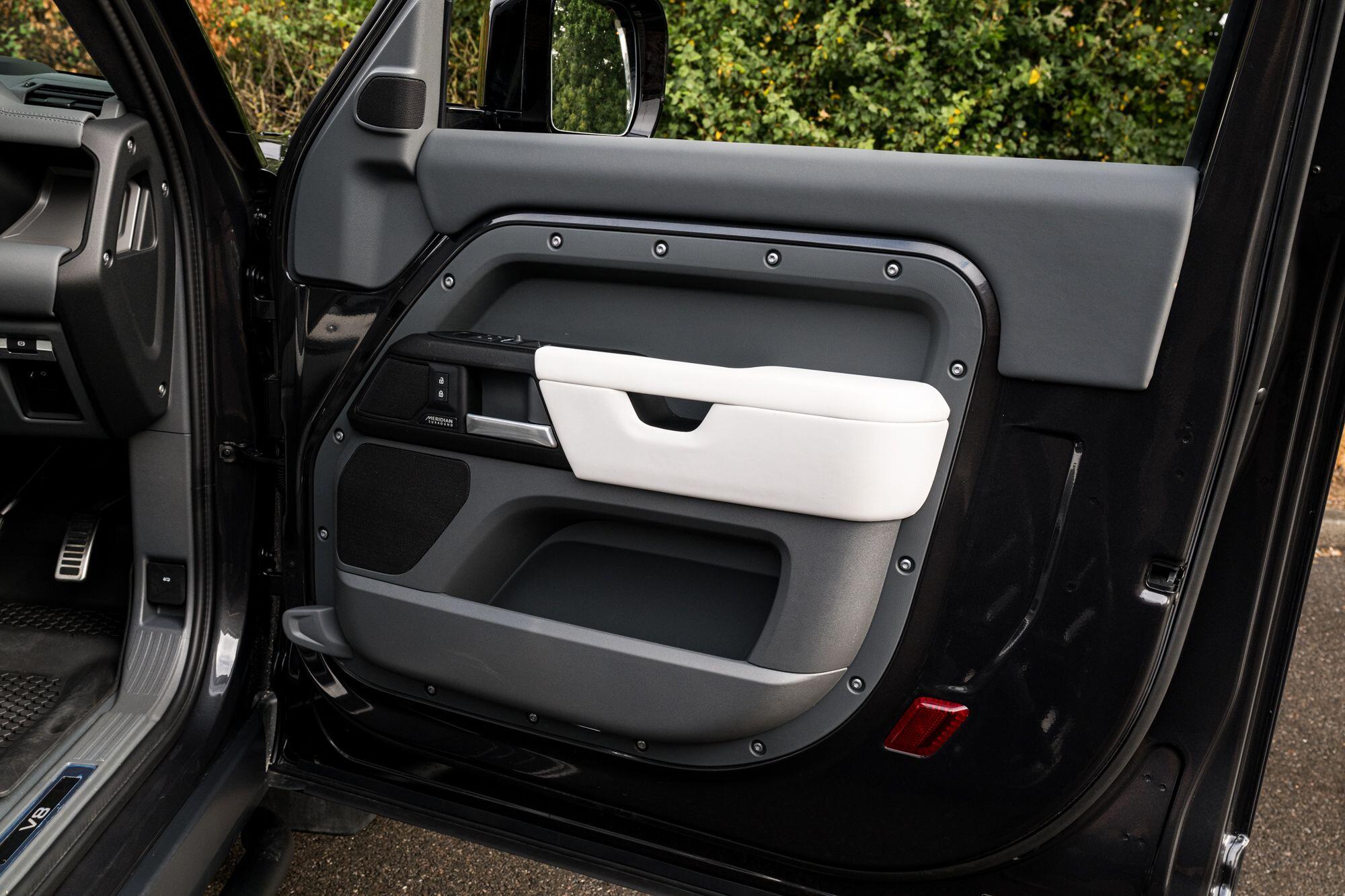 Land Rover Defender 90 view 39