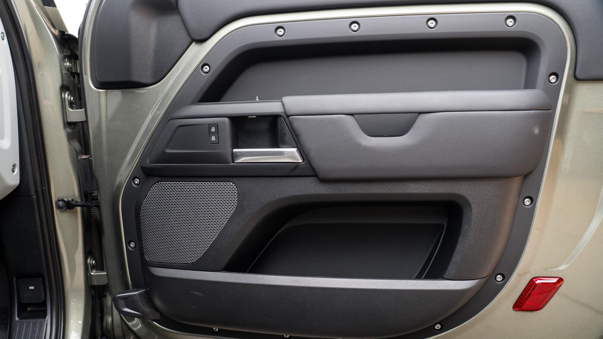 Land Rover Defender 90 view 10