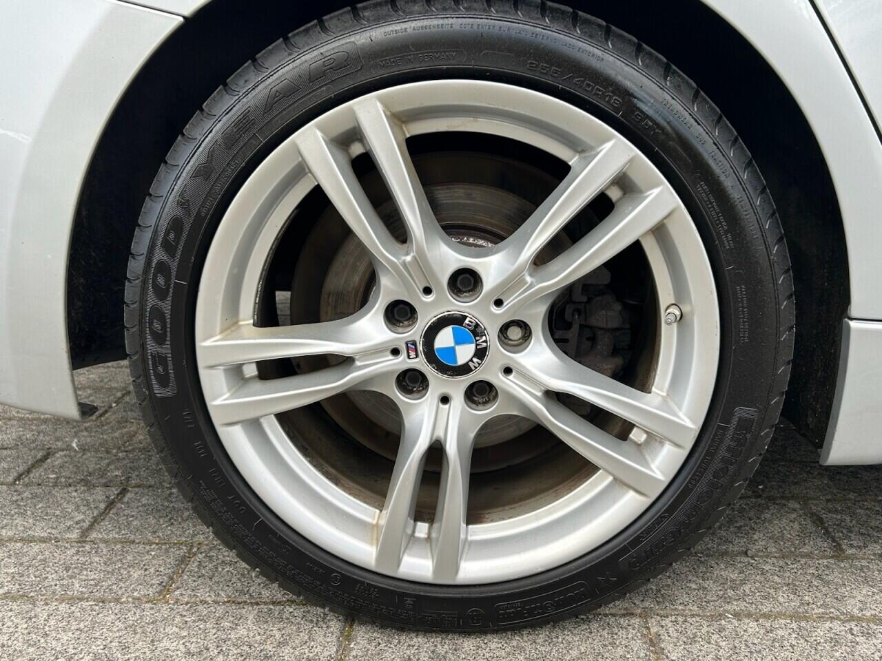 BMW 3 Series view 4