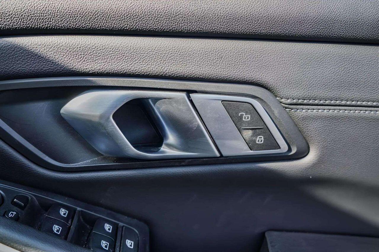 BMW 3 Series view 23