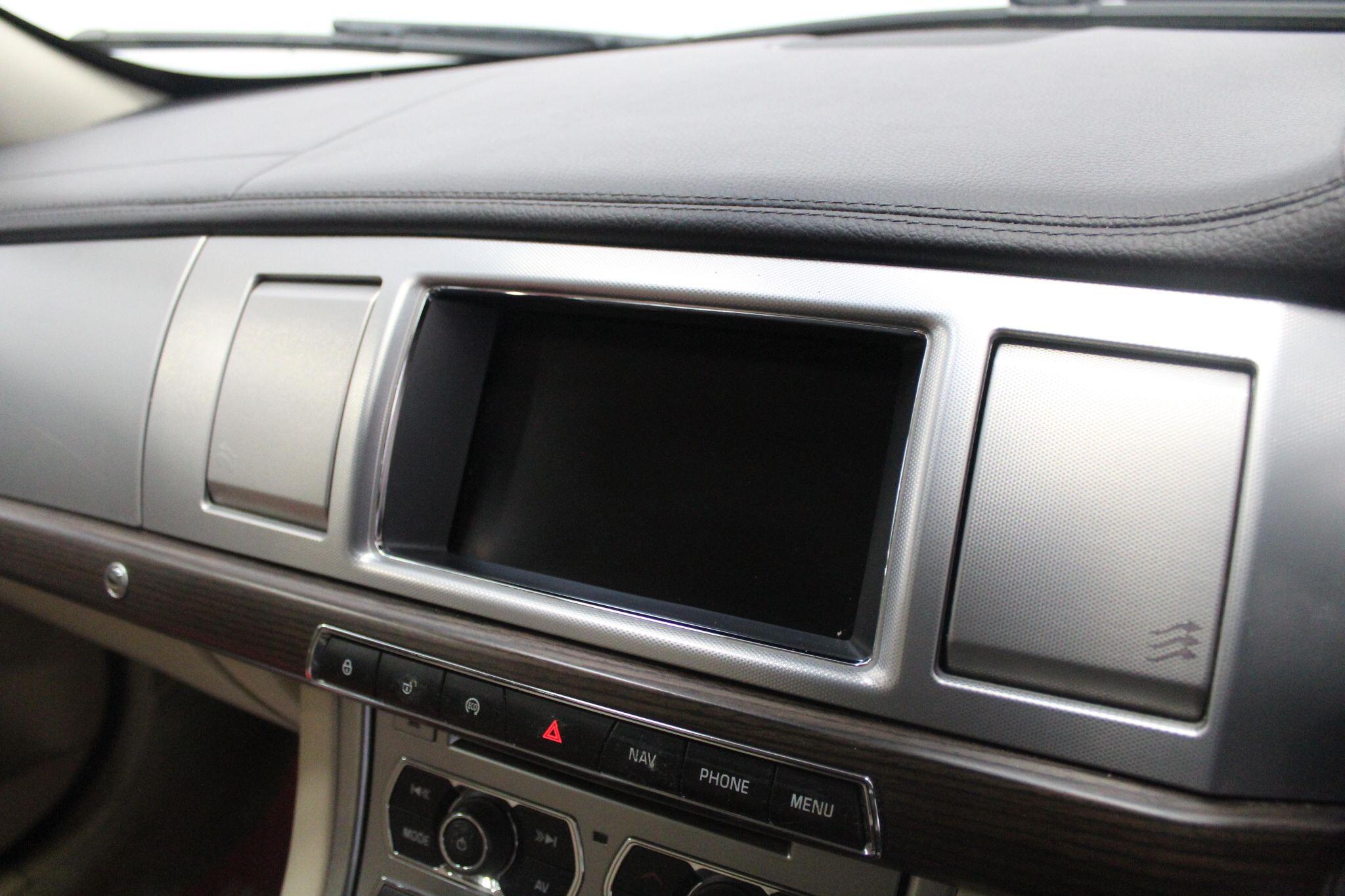 Jaguar XF view 41