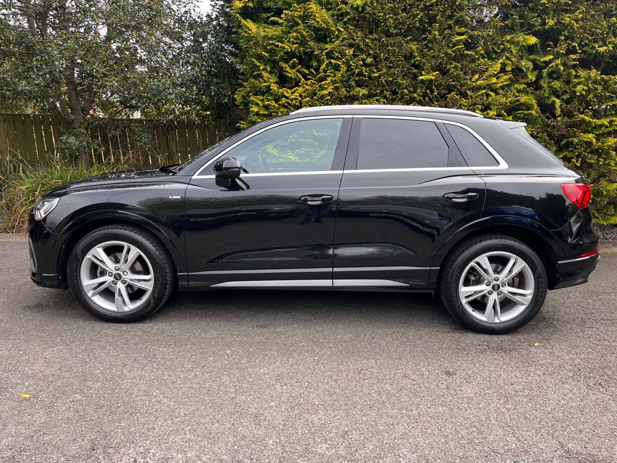 Audi Q3 view 8