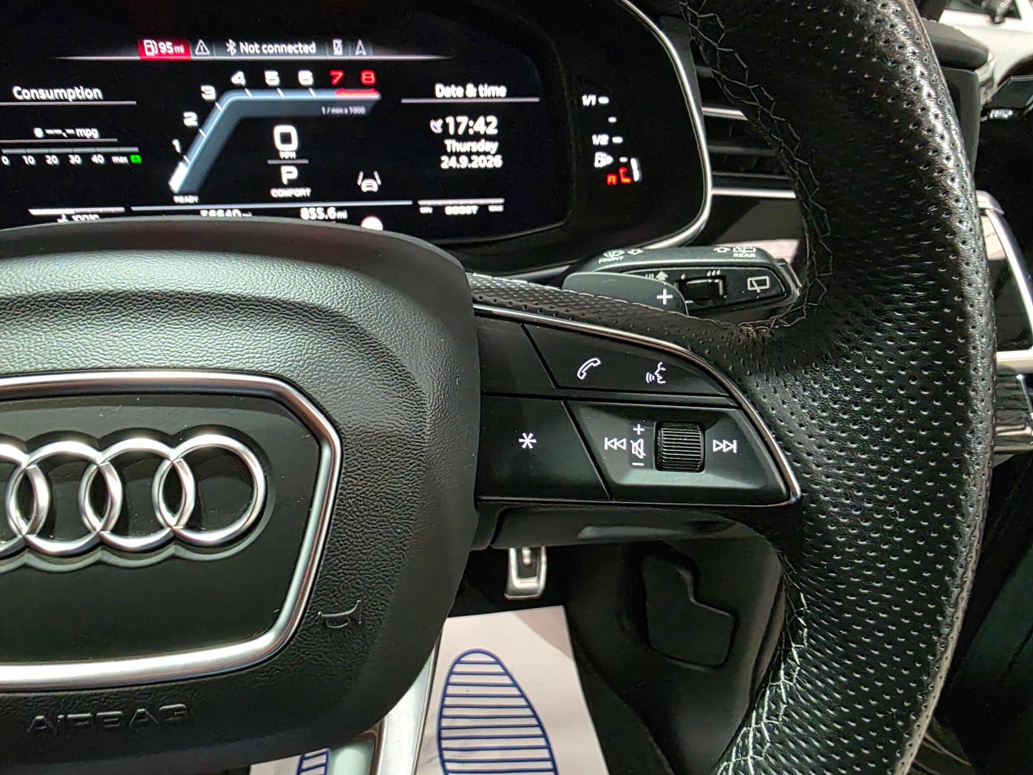 Audi SQ8 view 24