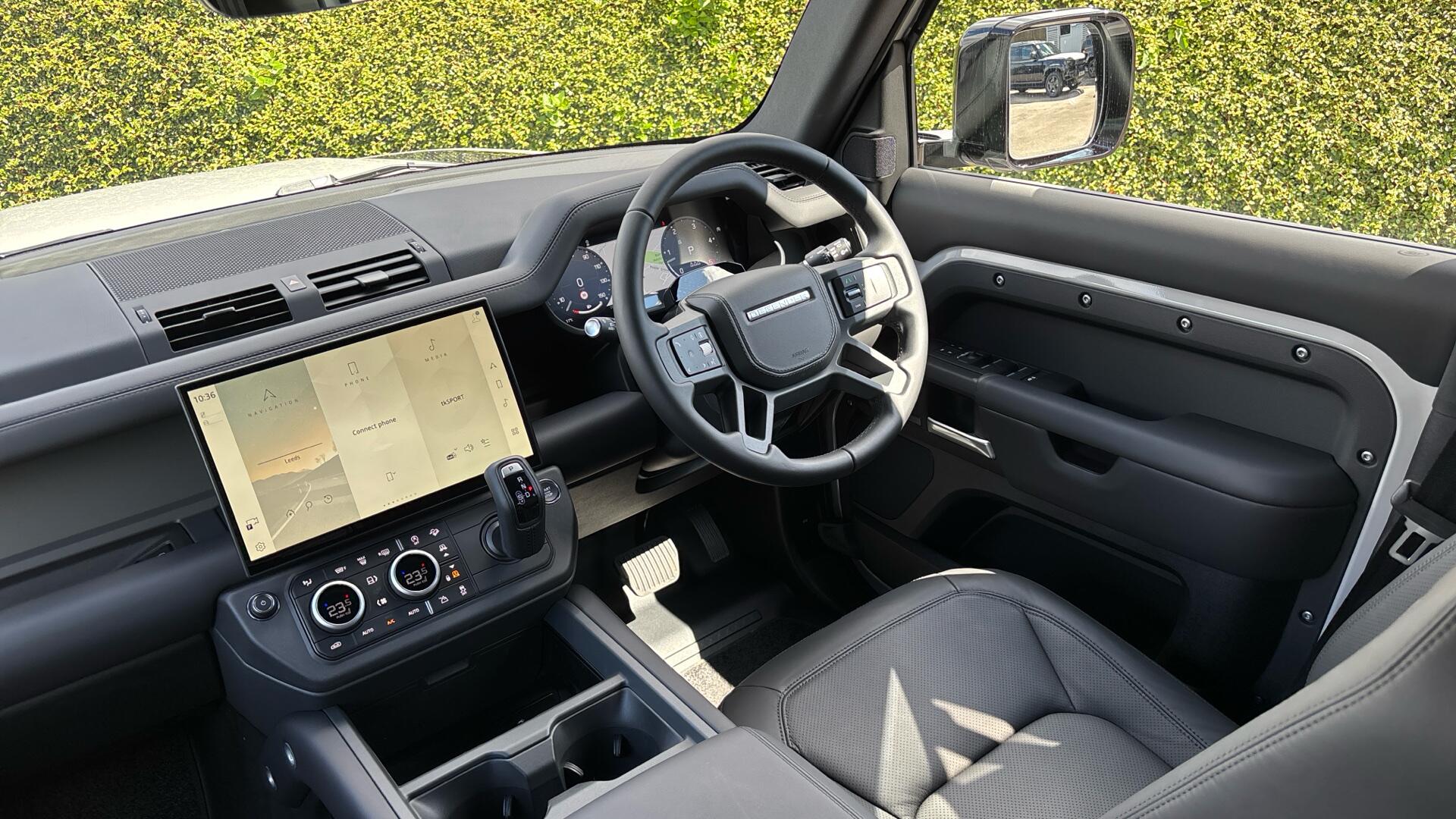 Land Rover Defender view 33