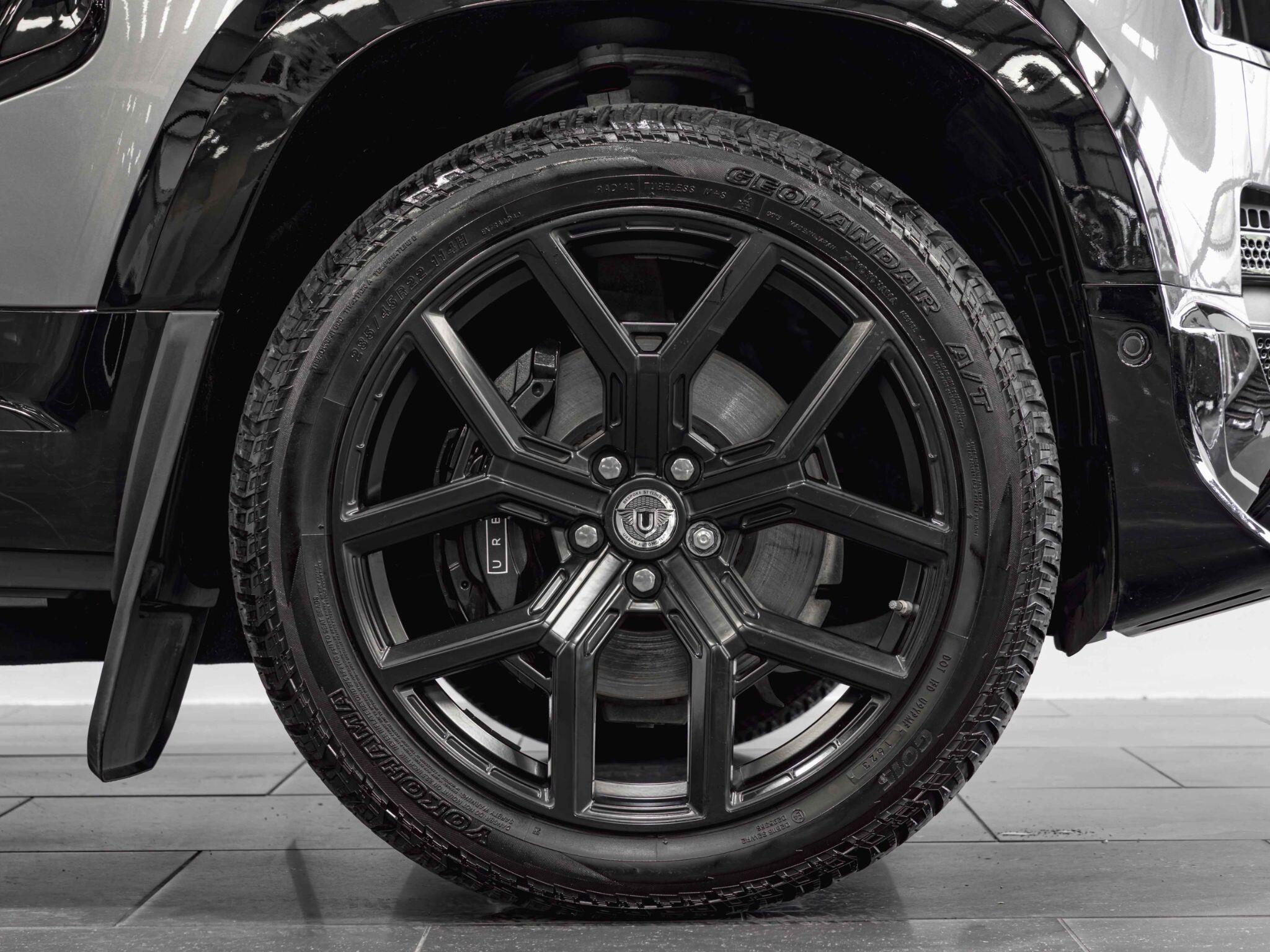 Land Rover Defender 110 view 7