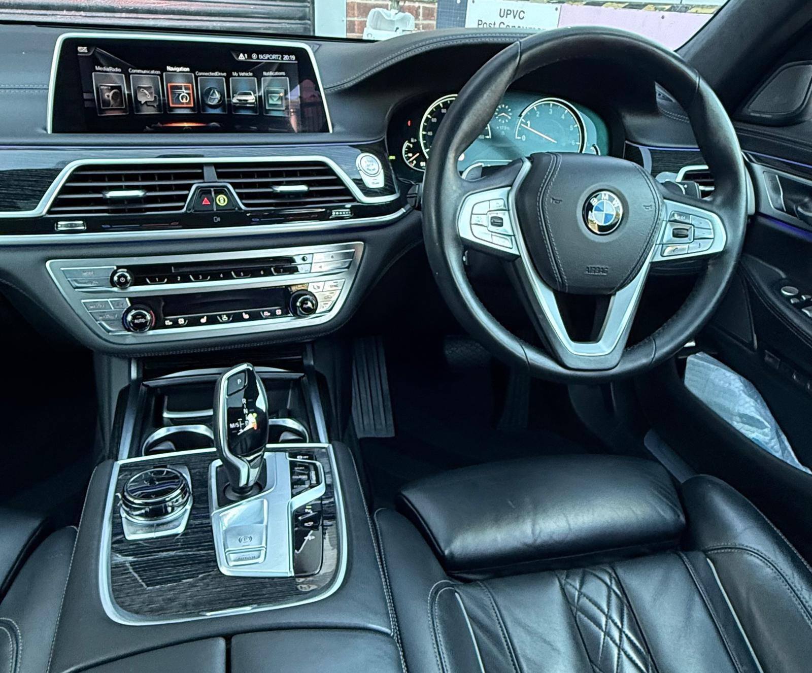 BMW 7 Series view 25