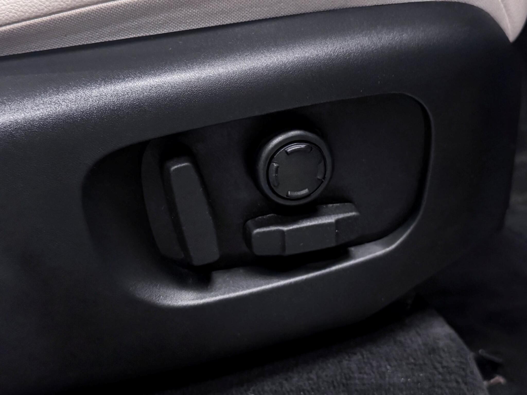 Land Rover Range Rover Velar view 23