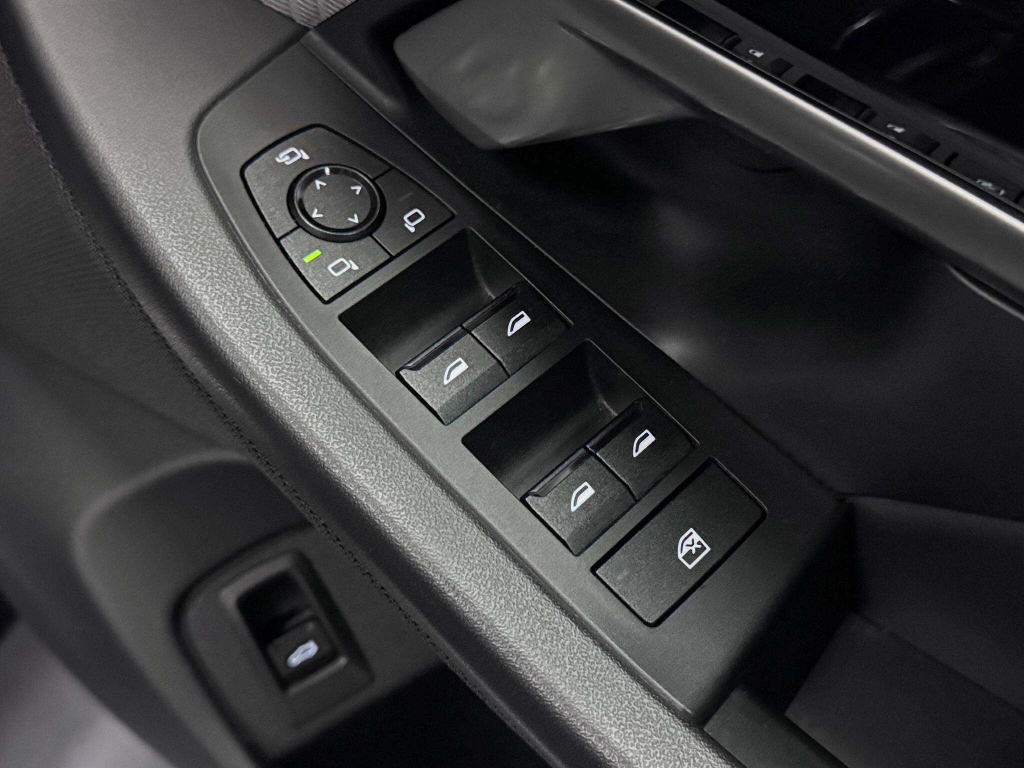 BMW 5 Series view 18