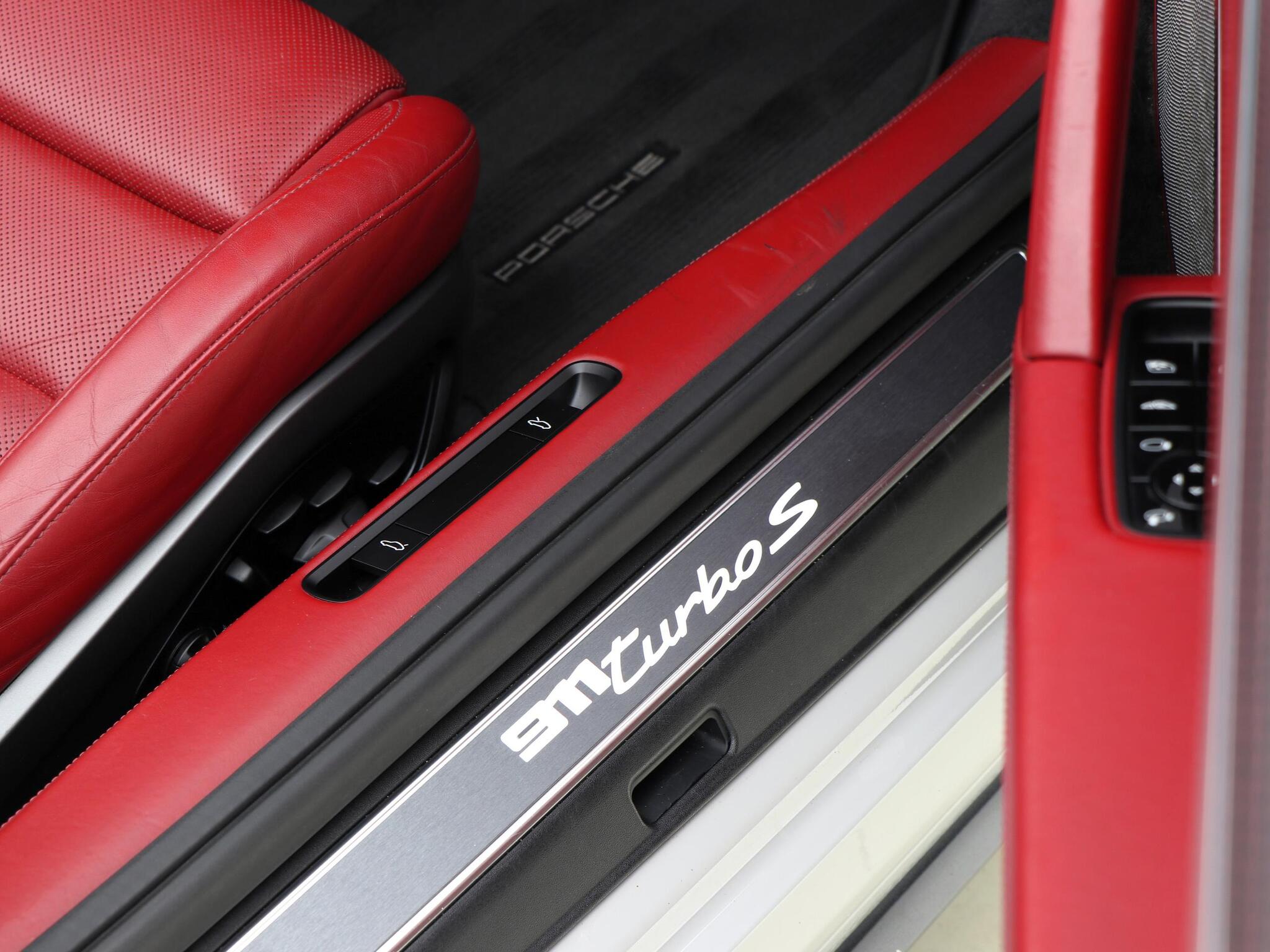Porsche 911 view 35