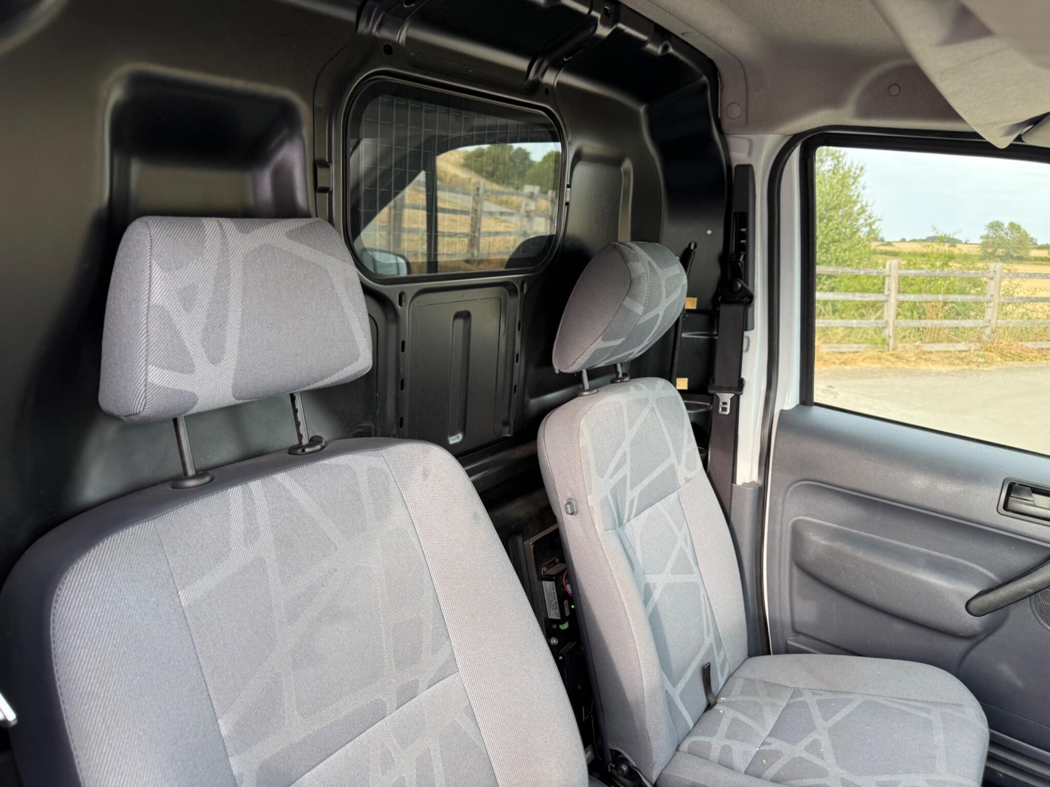 Ford Transit Connect 1.8 TDCi T200 L1 H1 4dr — photo 28 of 86