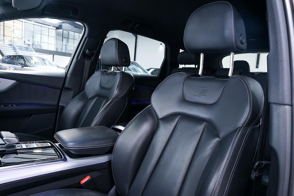 Audi Q7 view 13