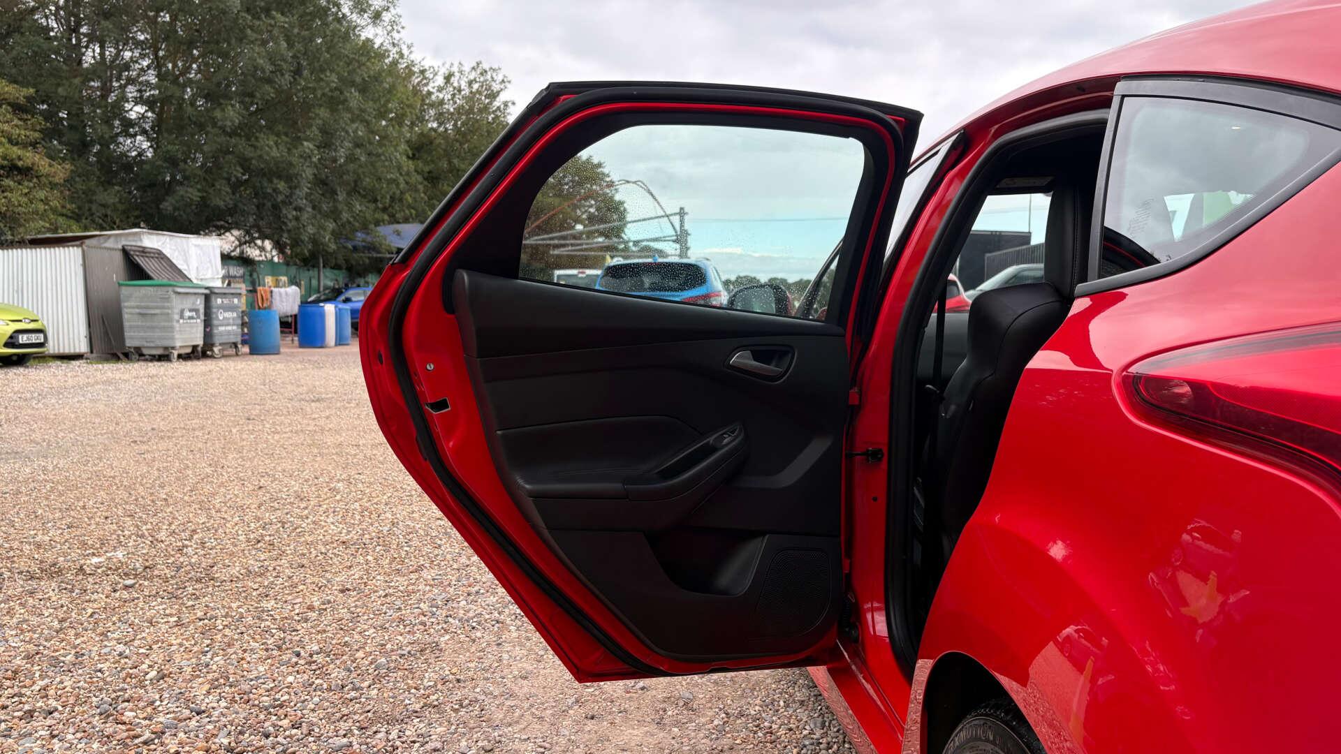 Ford Focus view 44