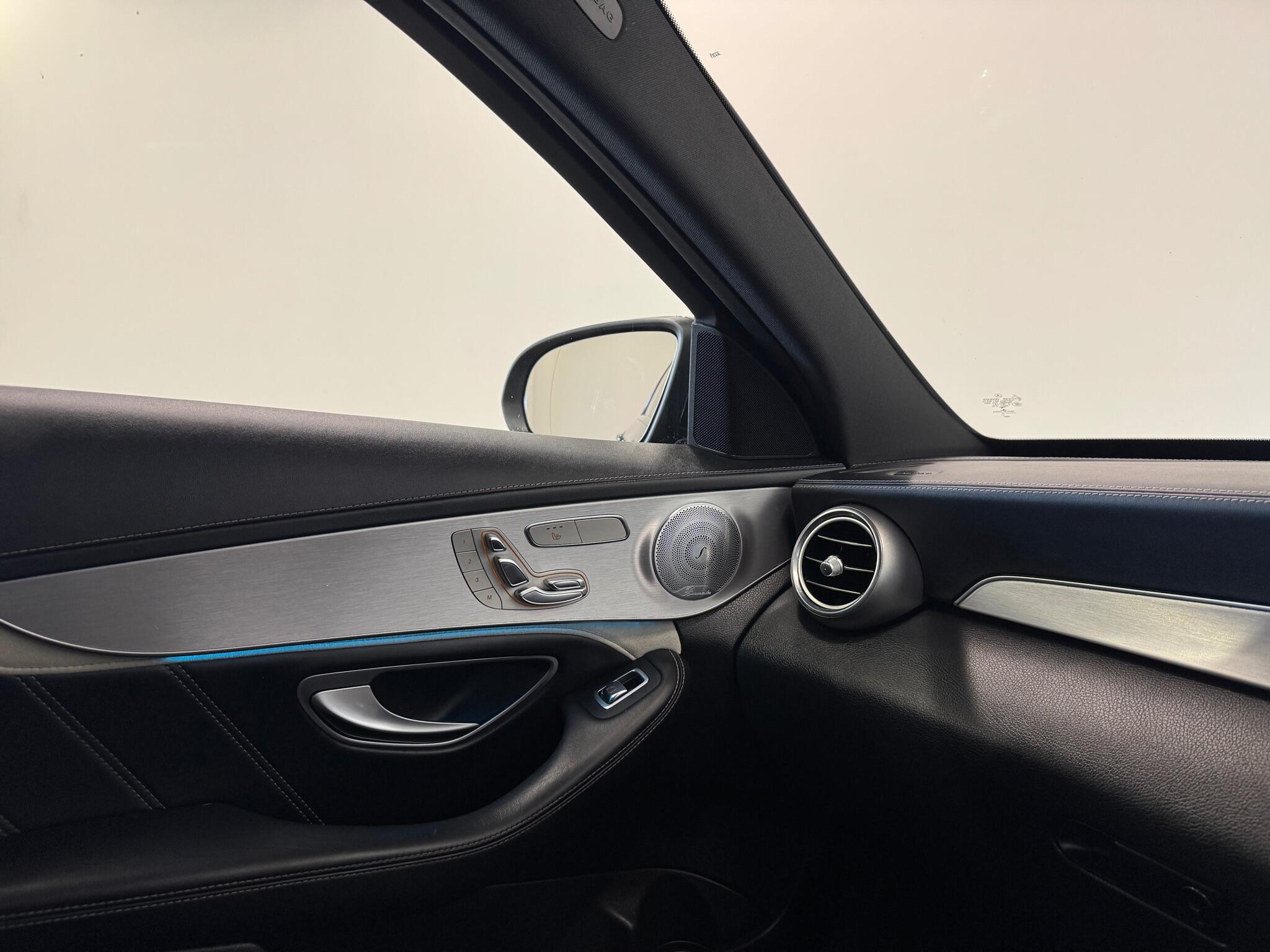Mercedes-Benz C-Class view 26