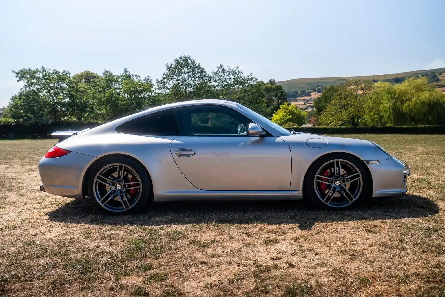 Porsche 911 view 6