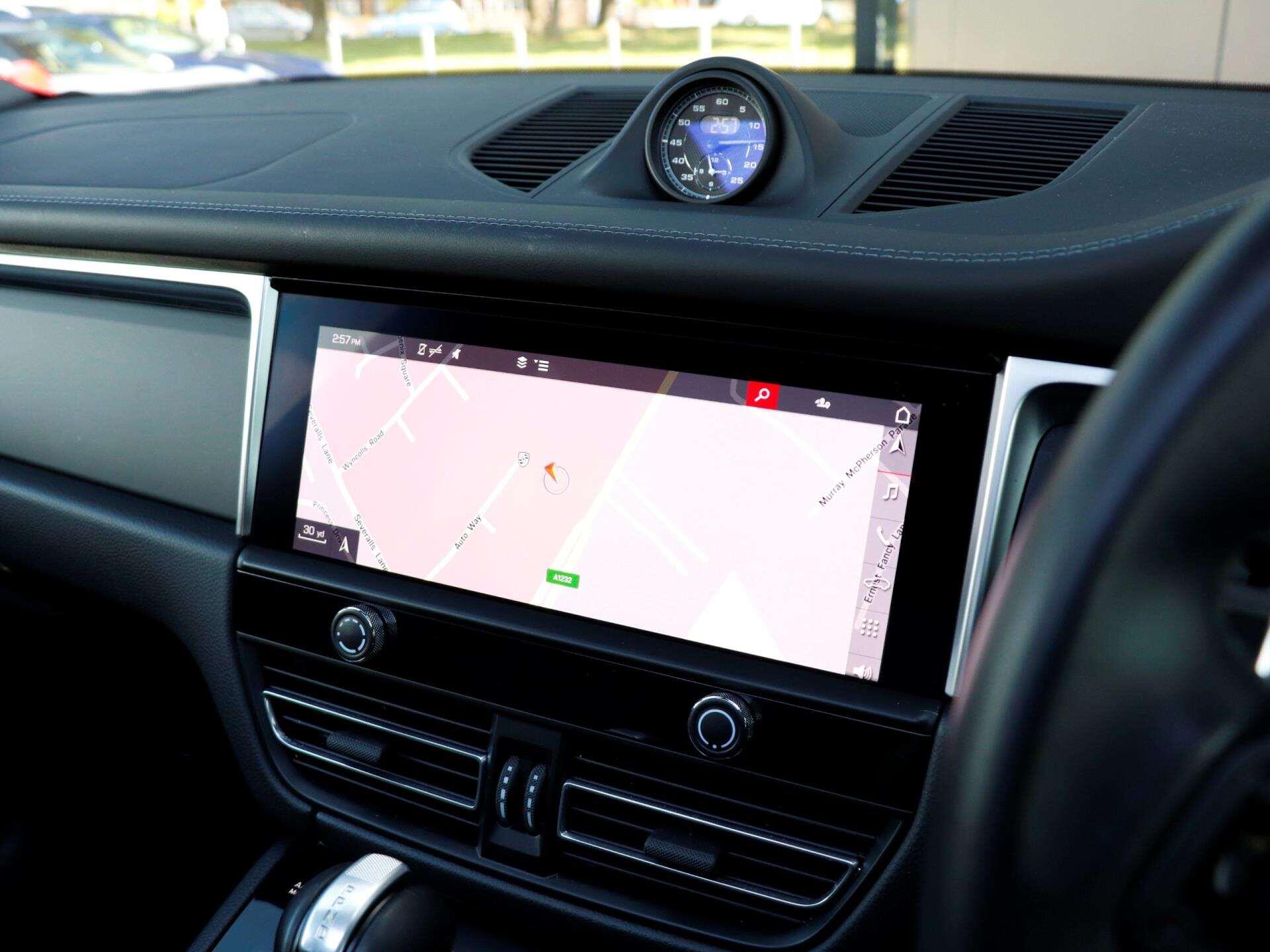 Porsche Macan view 14