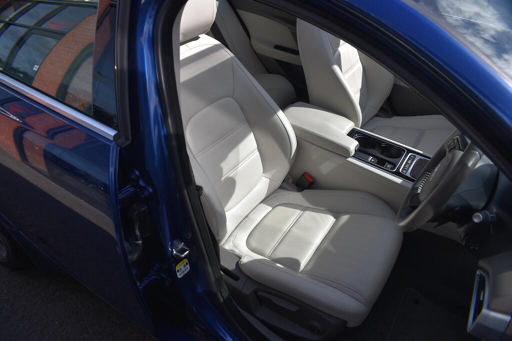 Jaguar Xe view 26