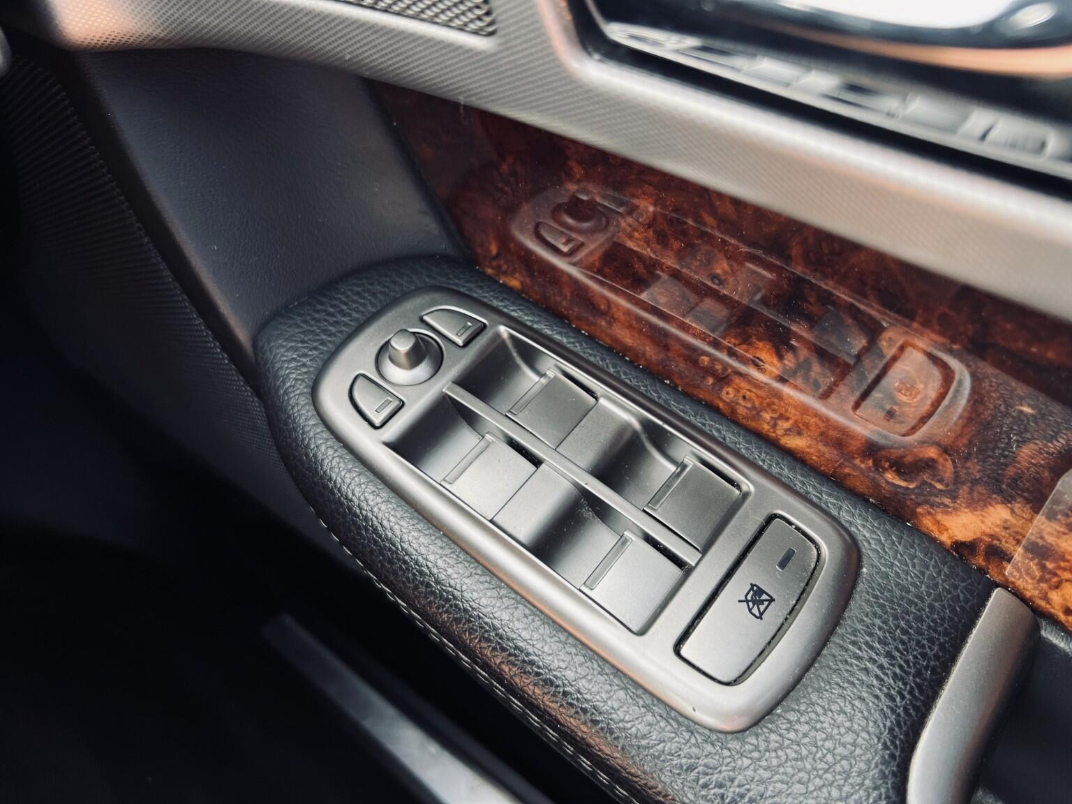 Jaguar XF view 32