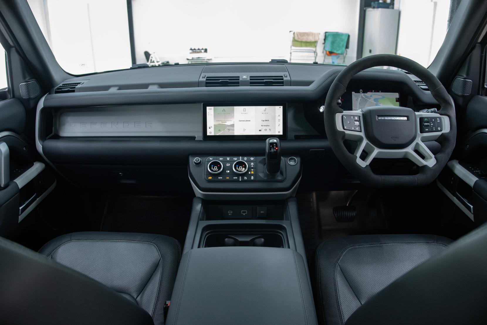 Land Rover Defender 110 view 13