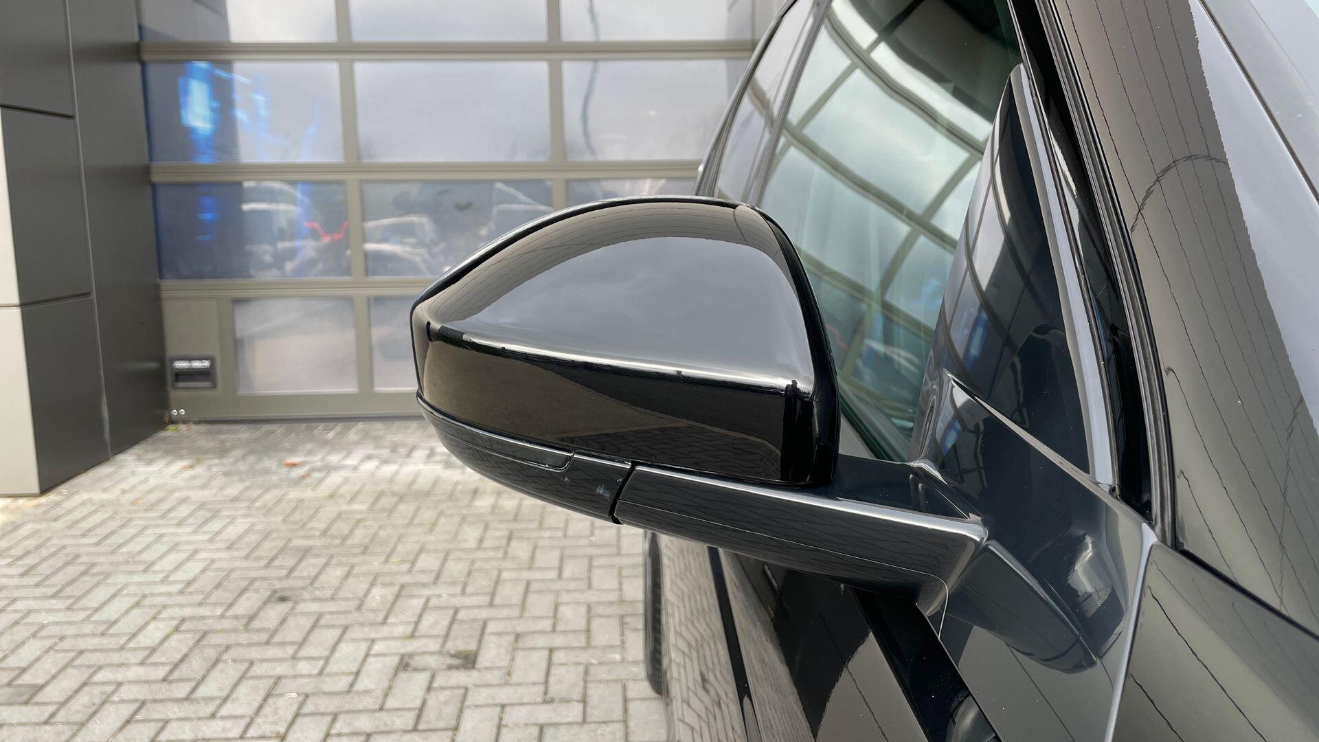 Land Rover Discovery Sport view 30