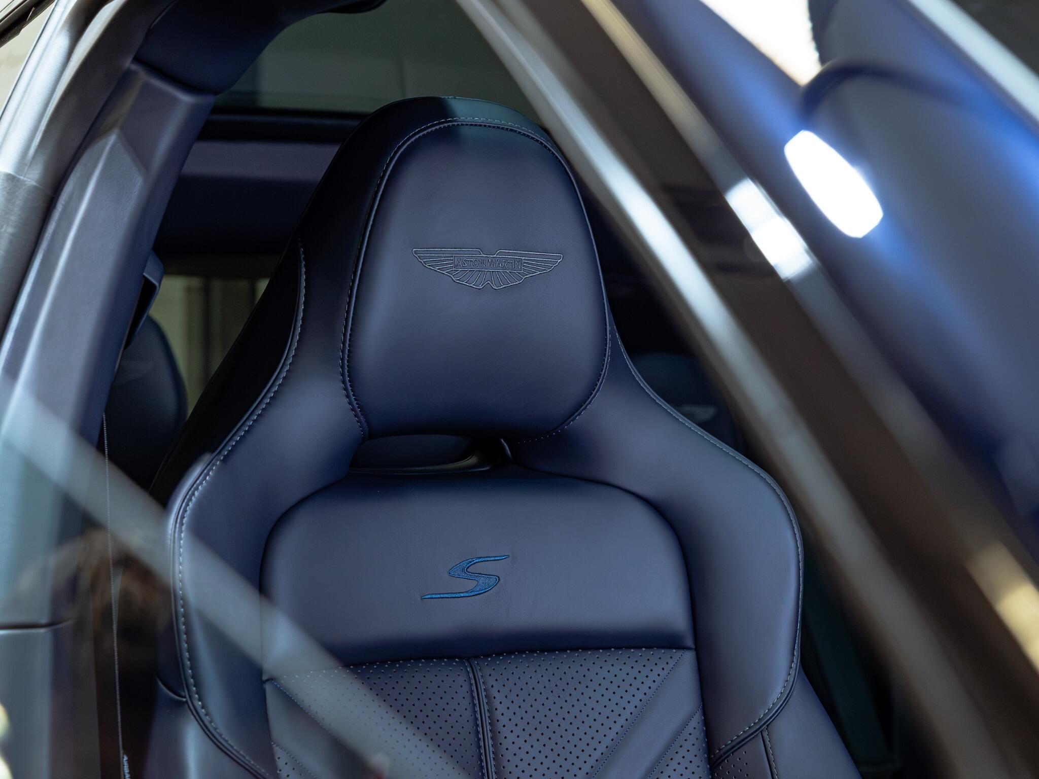 Aston Martin DBX view 23