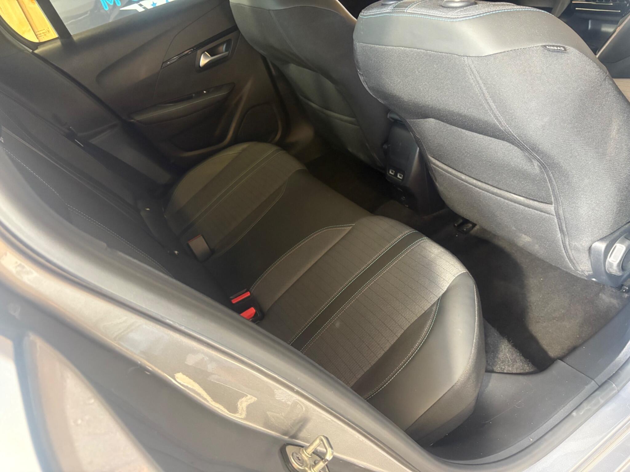 Peugeot 208 view 16