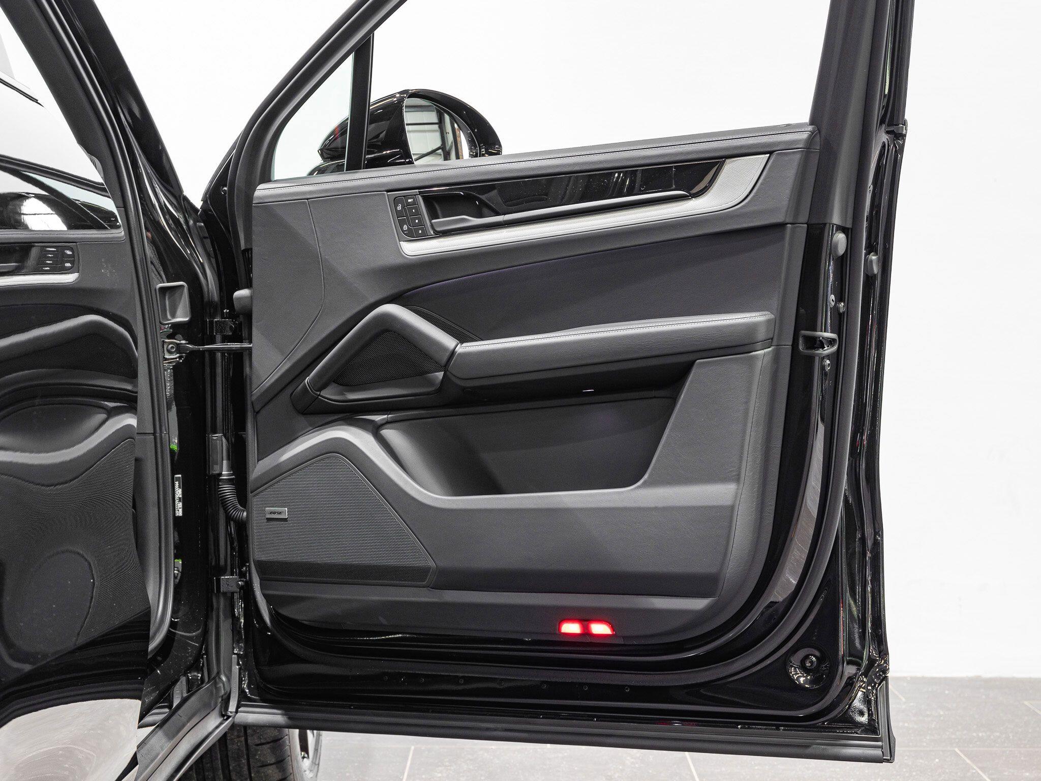 Porsche Cayenne view 22