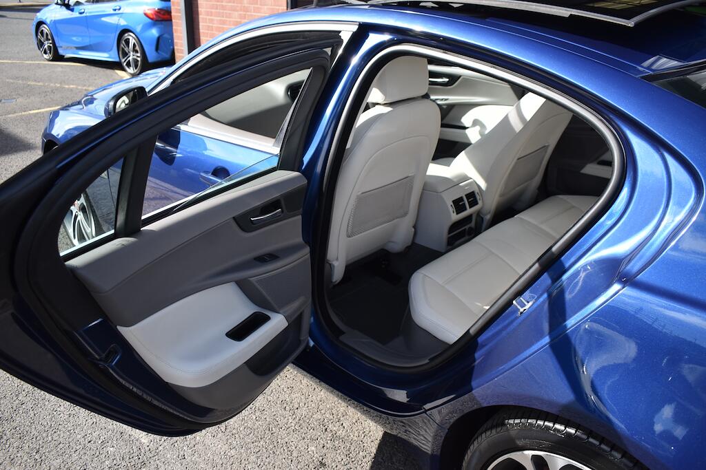 Jaguar Xe view 38