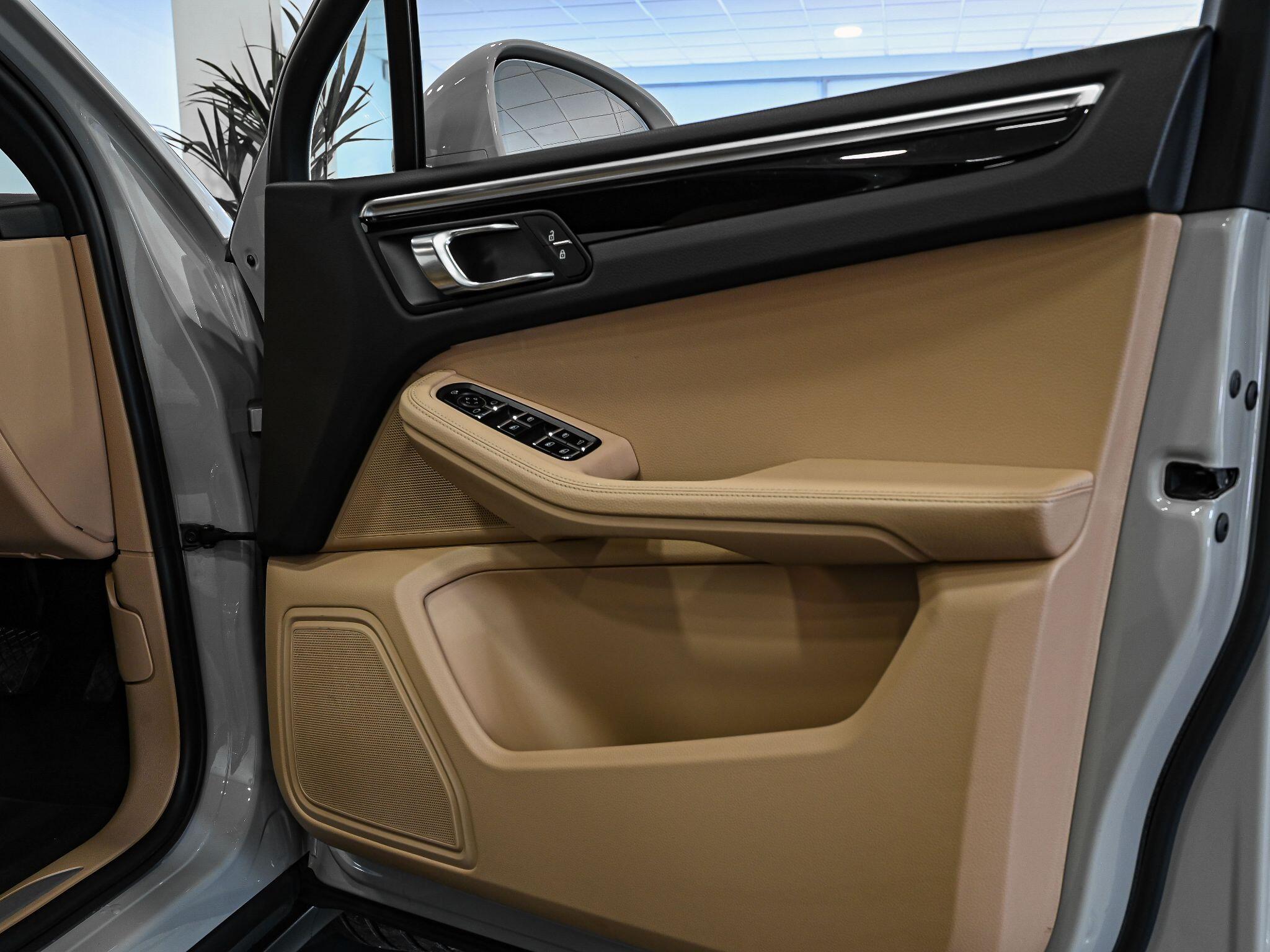 Porsche Macan view 26