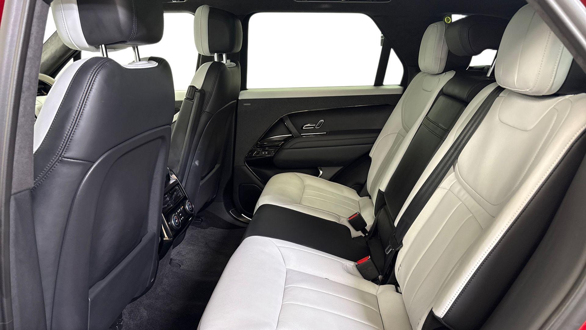 Land Rover Range Rover Sport view 4