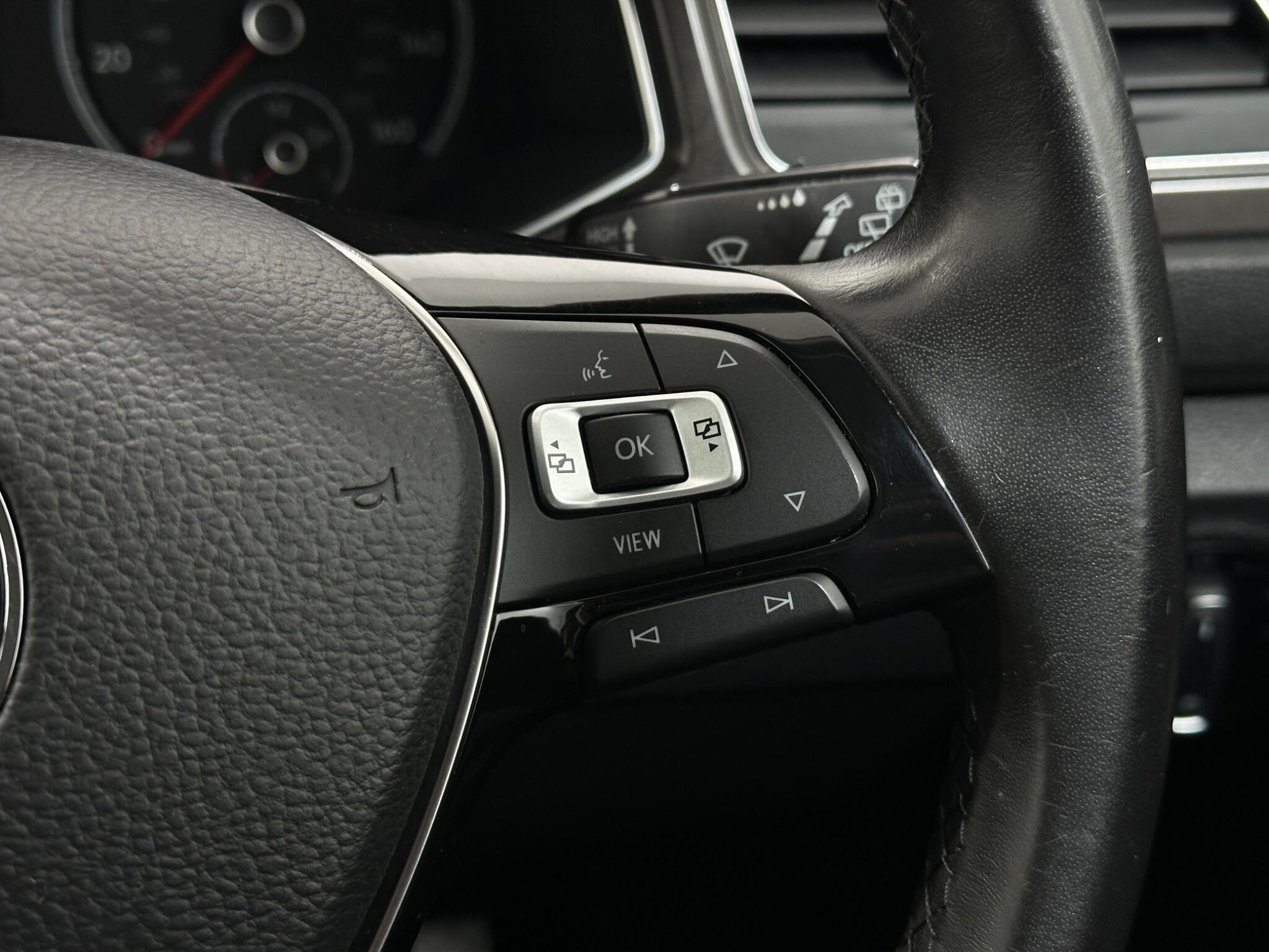 Volkswagen T-Roc view 16