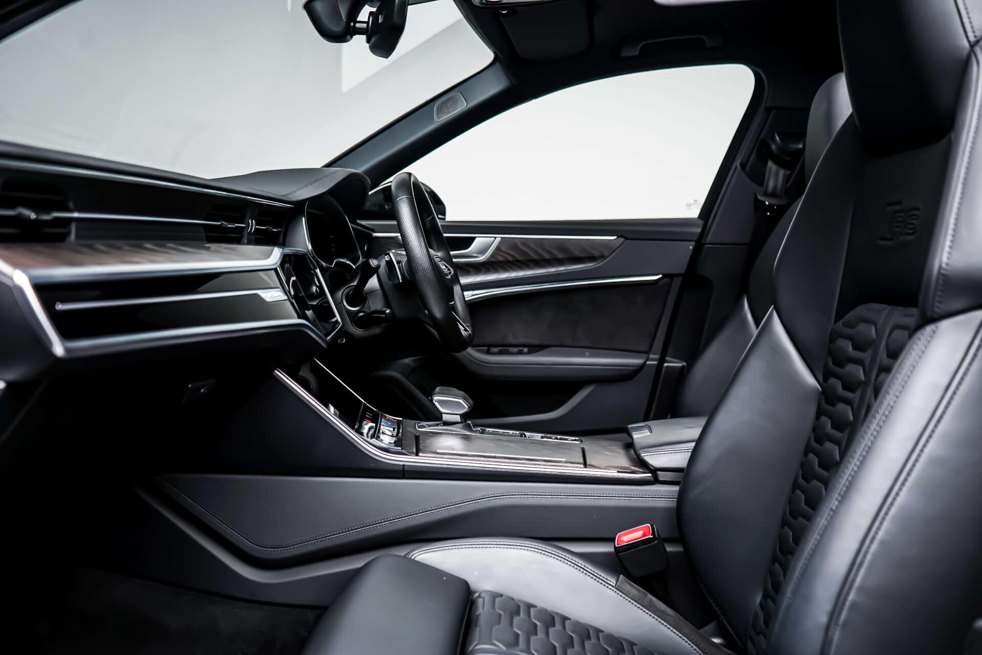 Audi RS6 Avant view 8