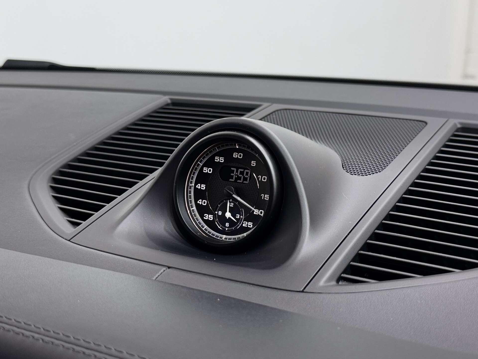 Porsche Macan view 50