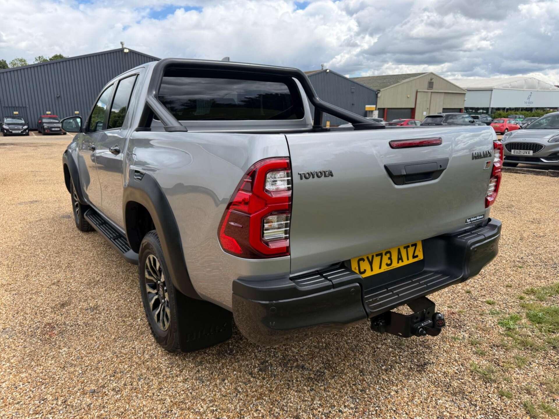 Toyota Hilux view 5