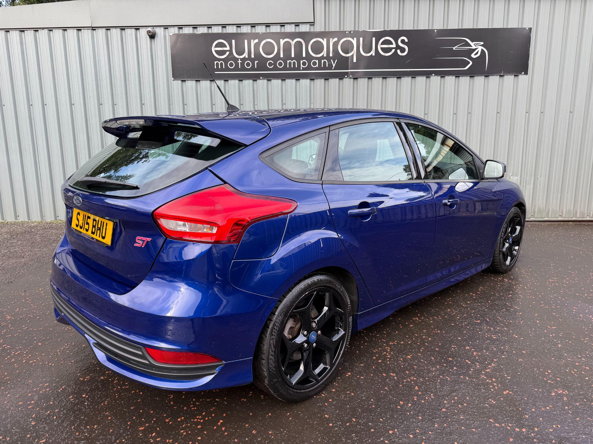 Ford Focus view 3