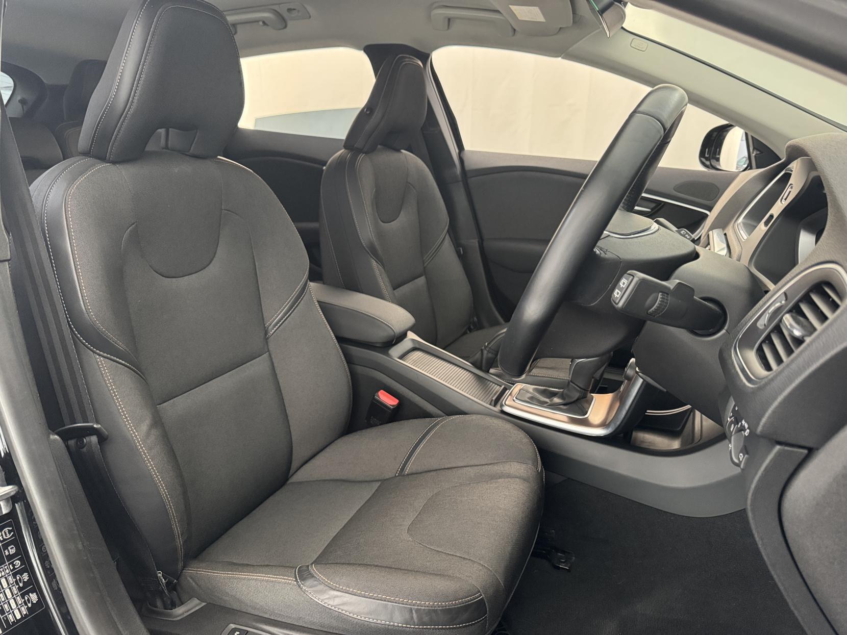 Volvo V40 Cross Country view 48
