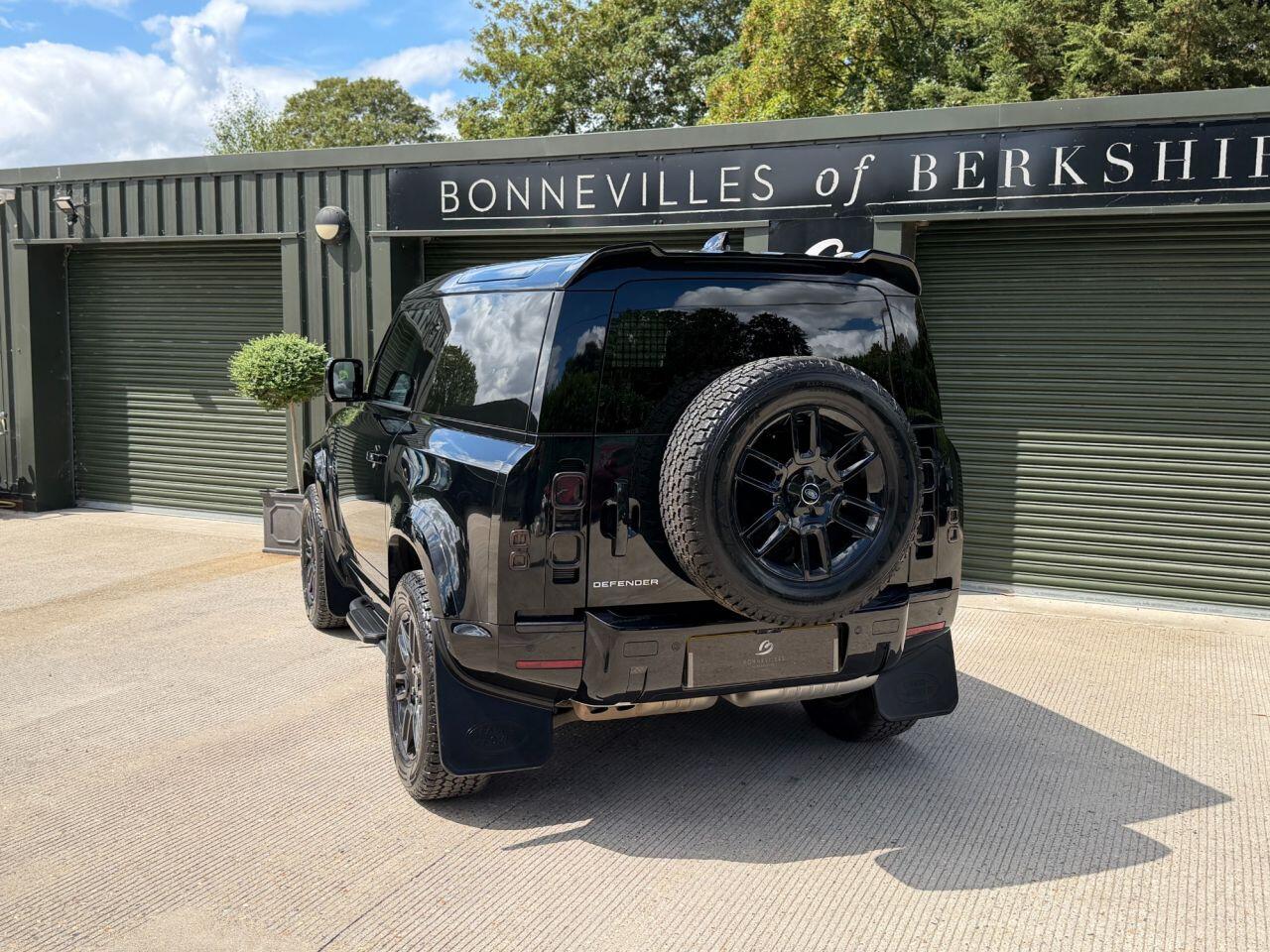 Land Rover Defender 90 view 17