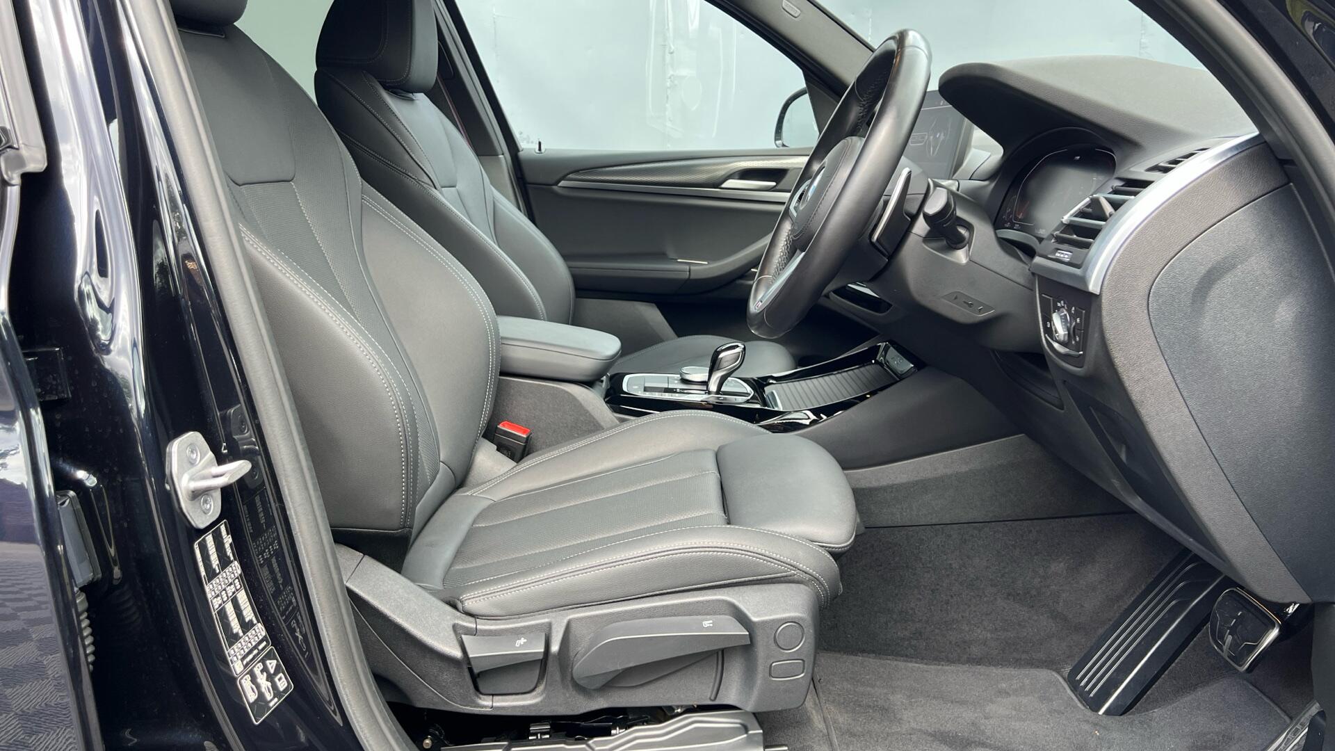 BMW X3 view 11