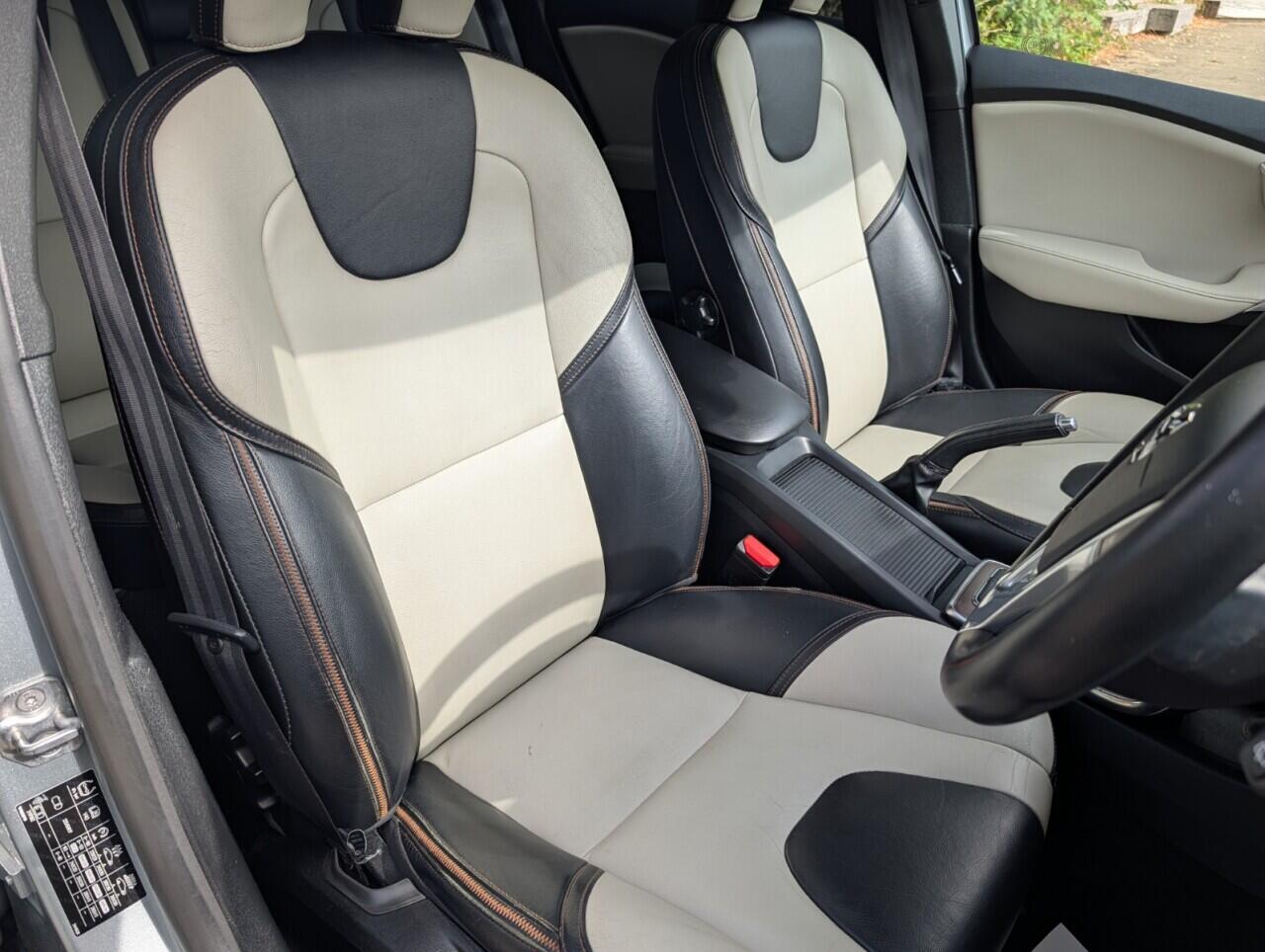 Volvo V40 Cross Country view 18