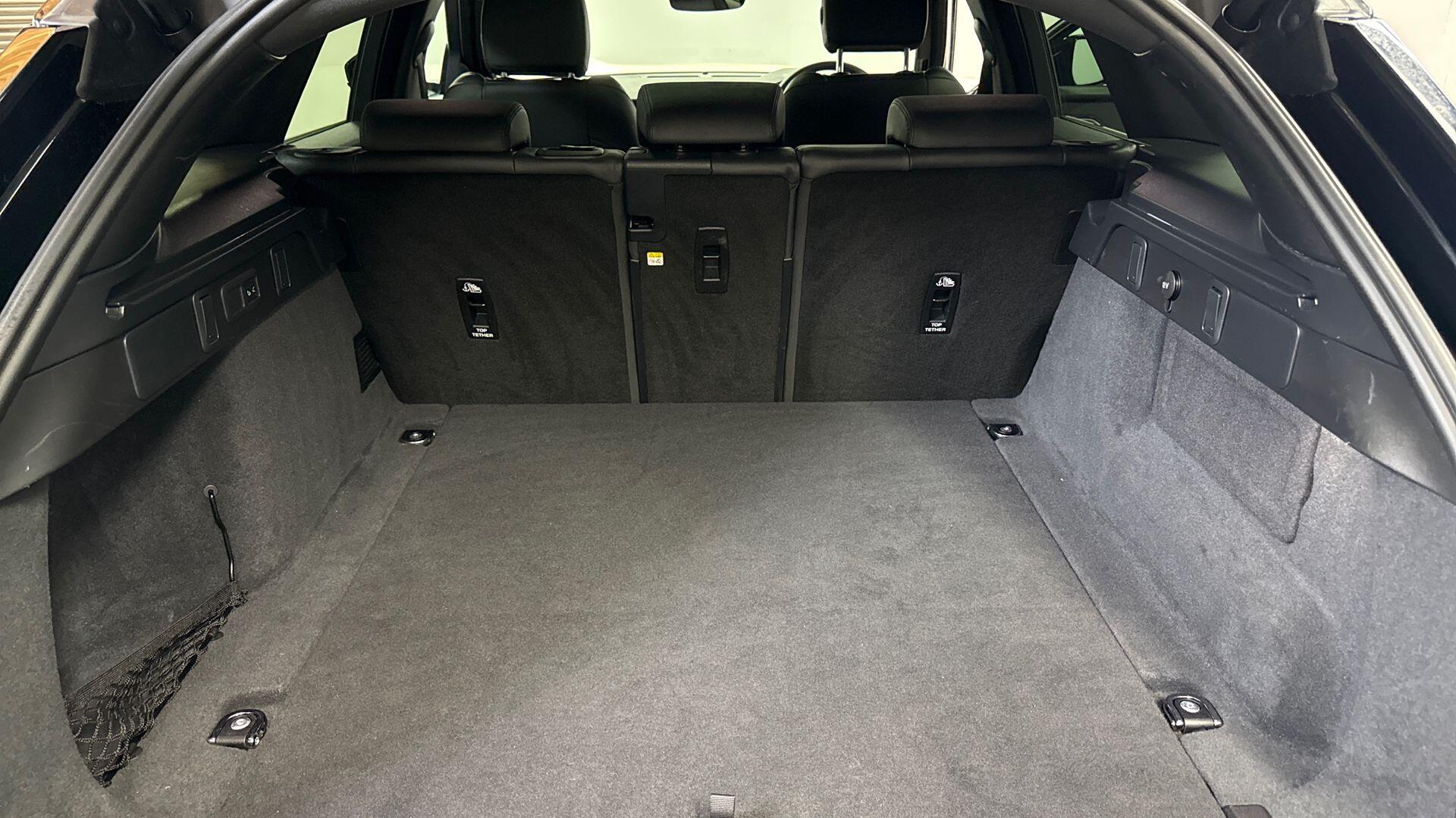 Land Rover Range Rover Velar view 10