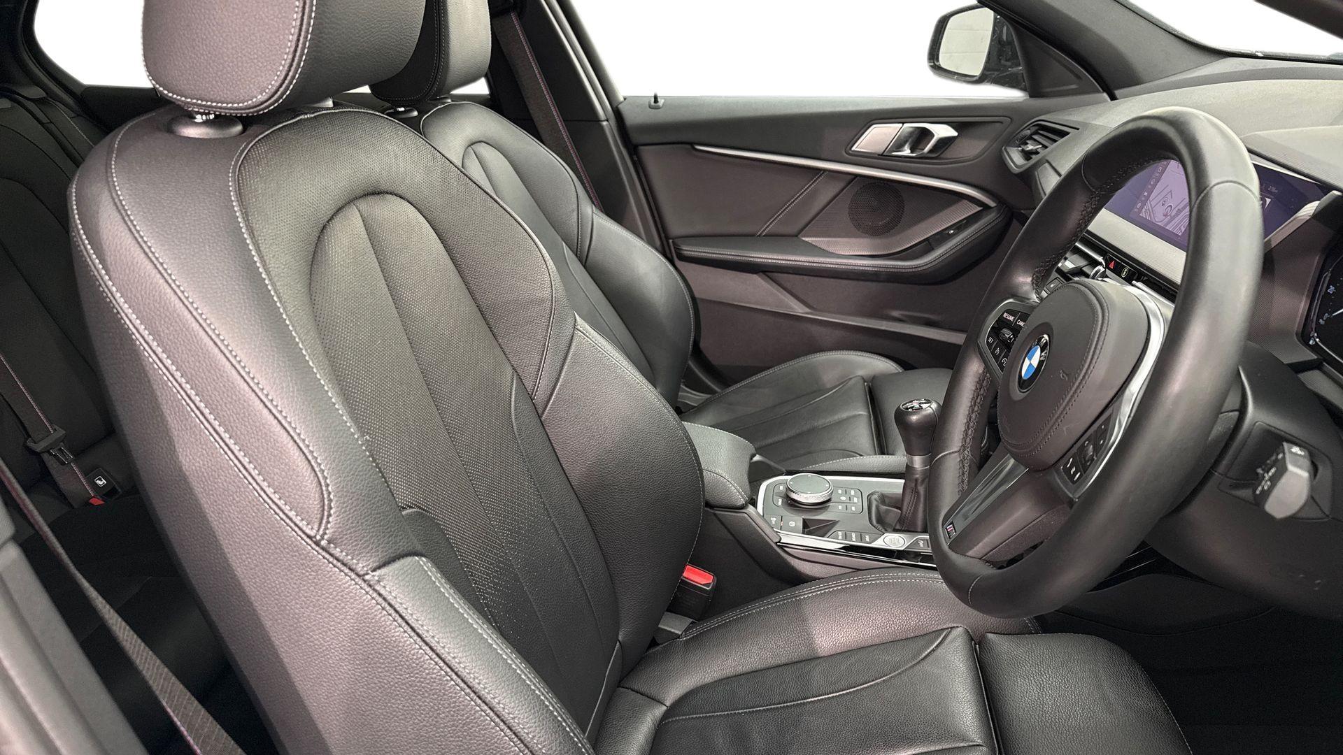 BMW 1 Series view 11