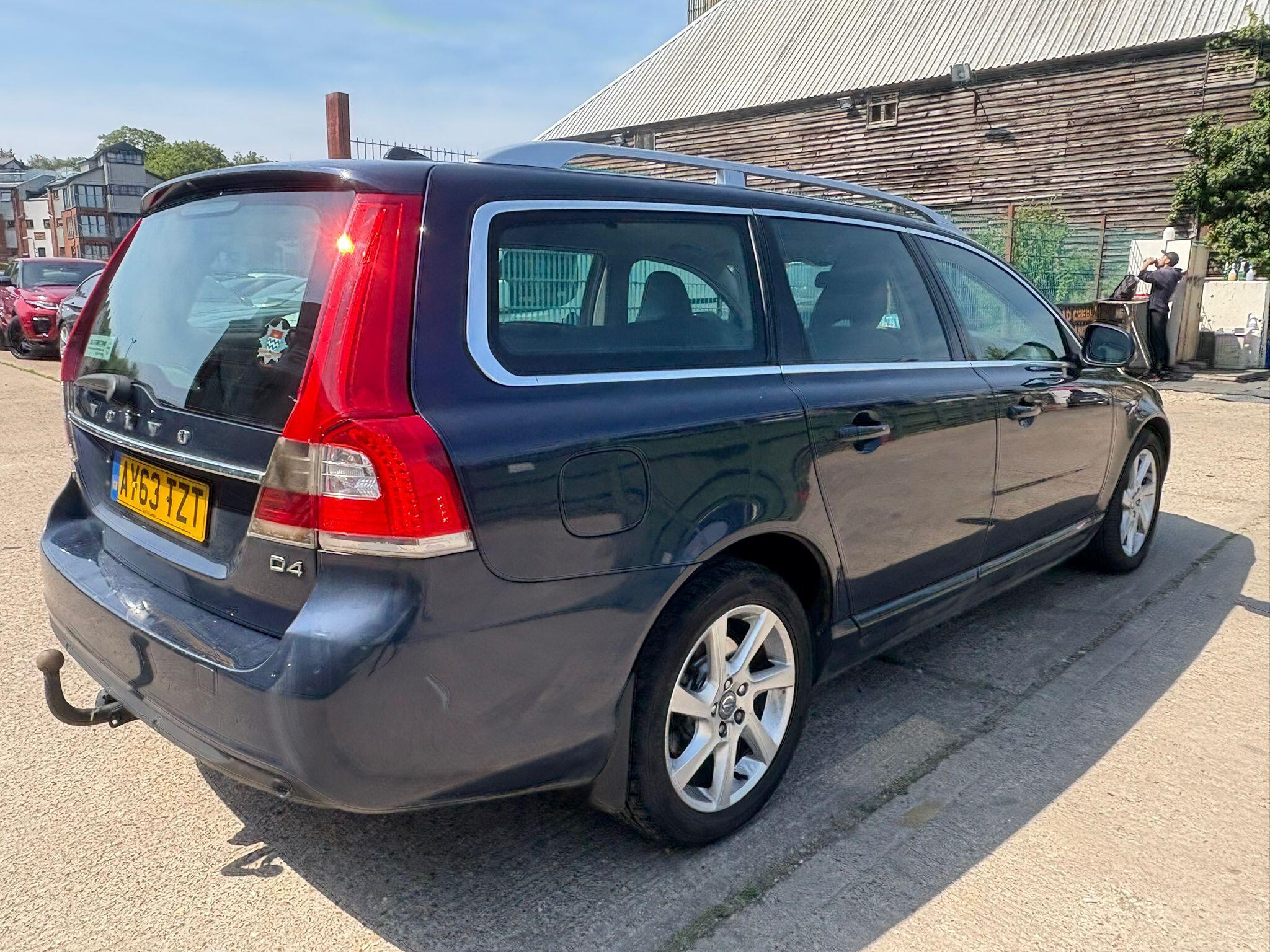 Volvo V70 view 3