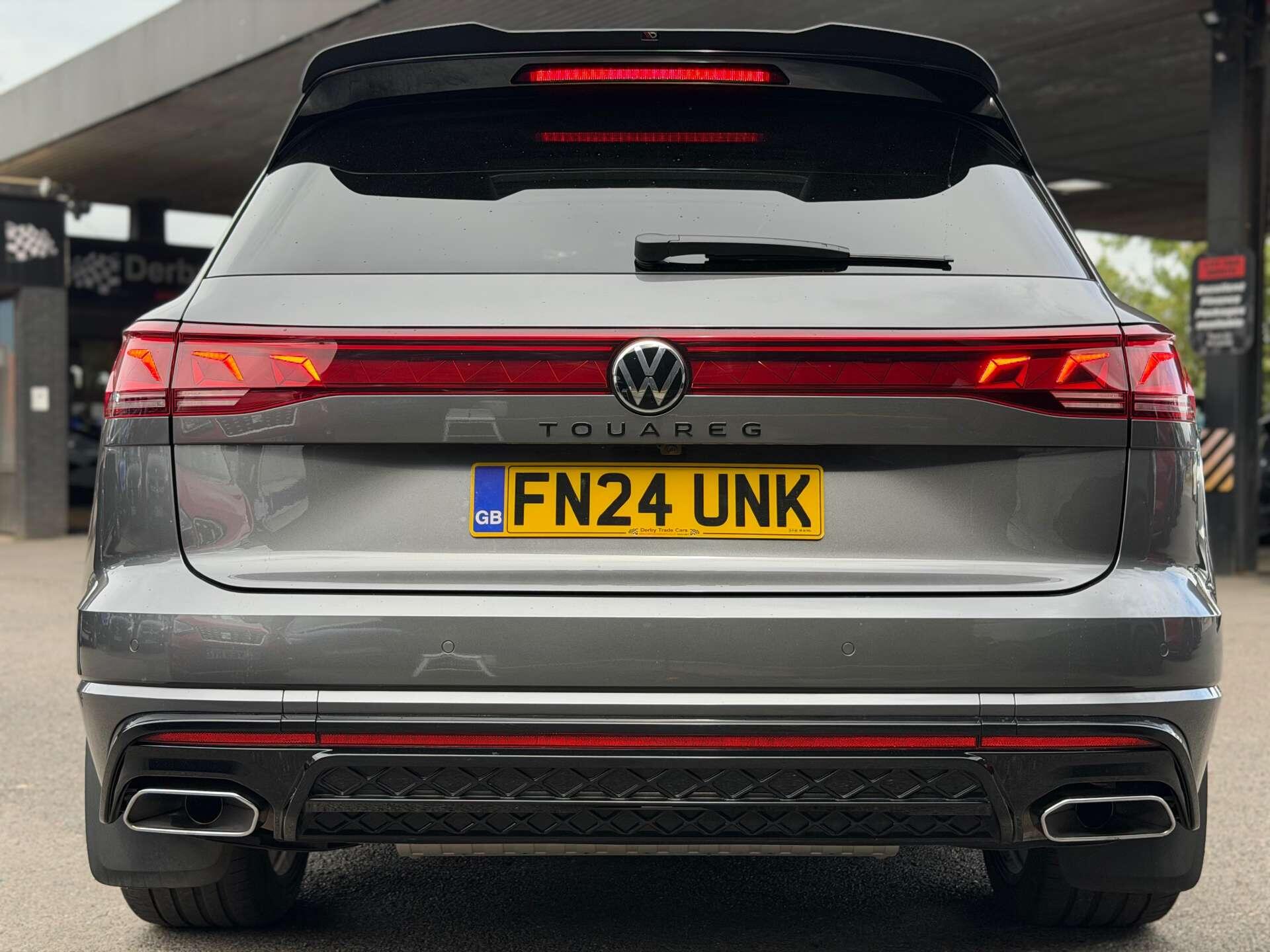 Volkswagen Touareg view 8