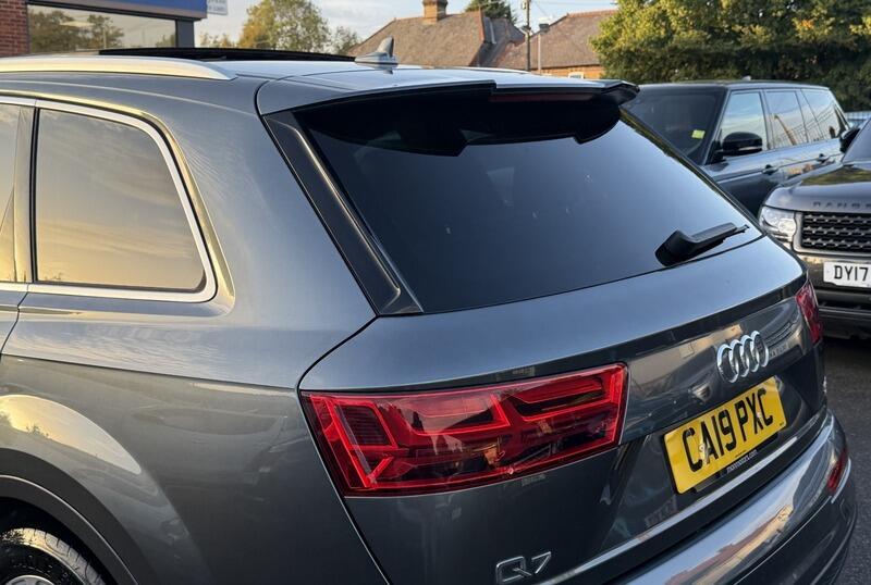 Audi Q7 view 18