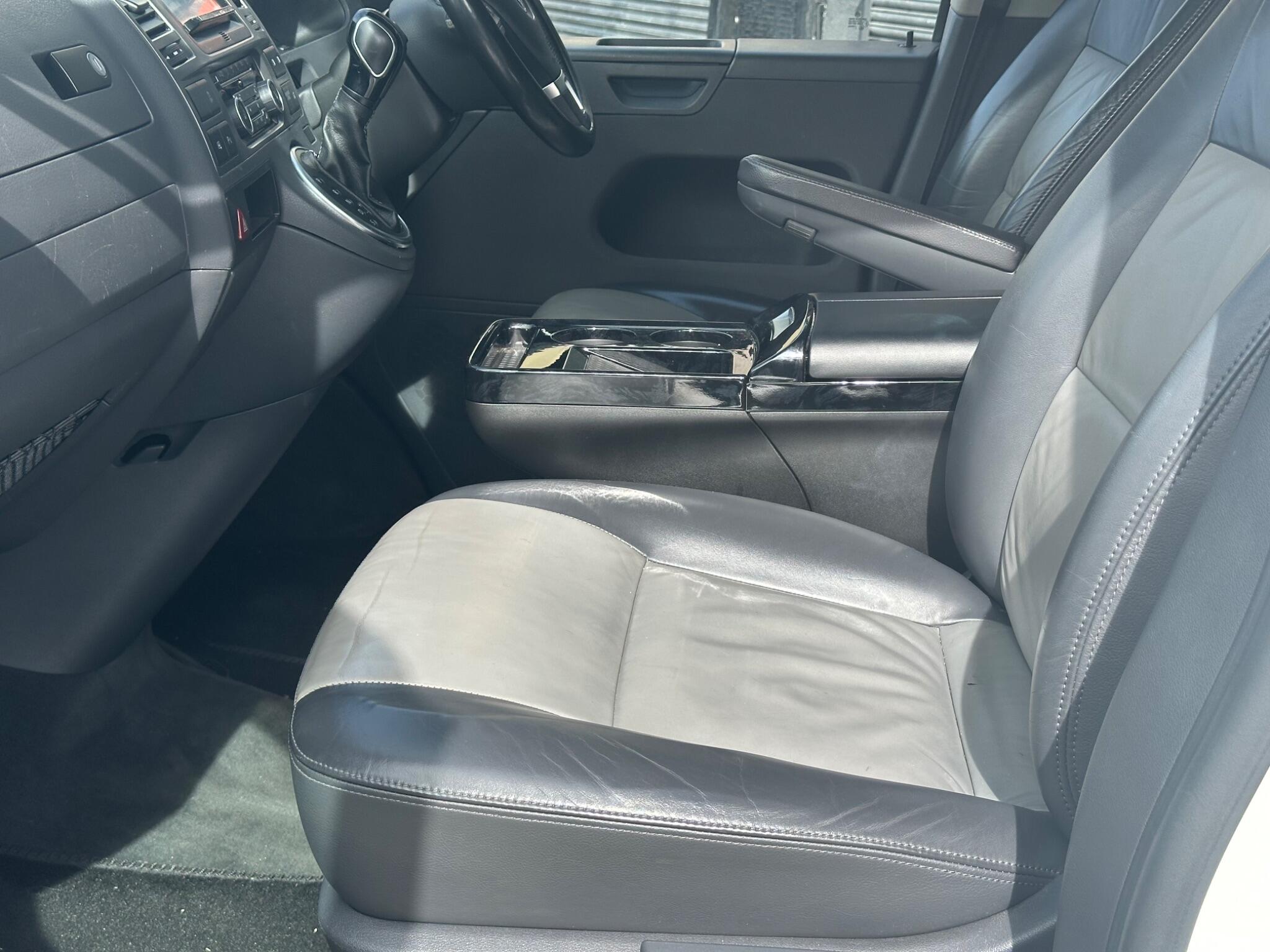 Volkswagen Caravelle view 10