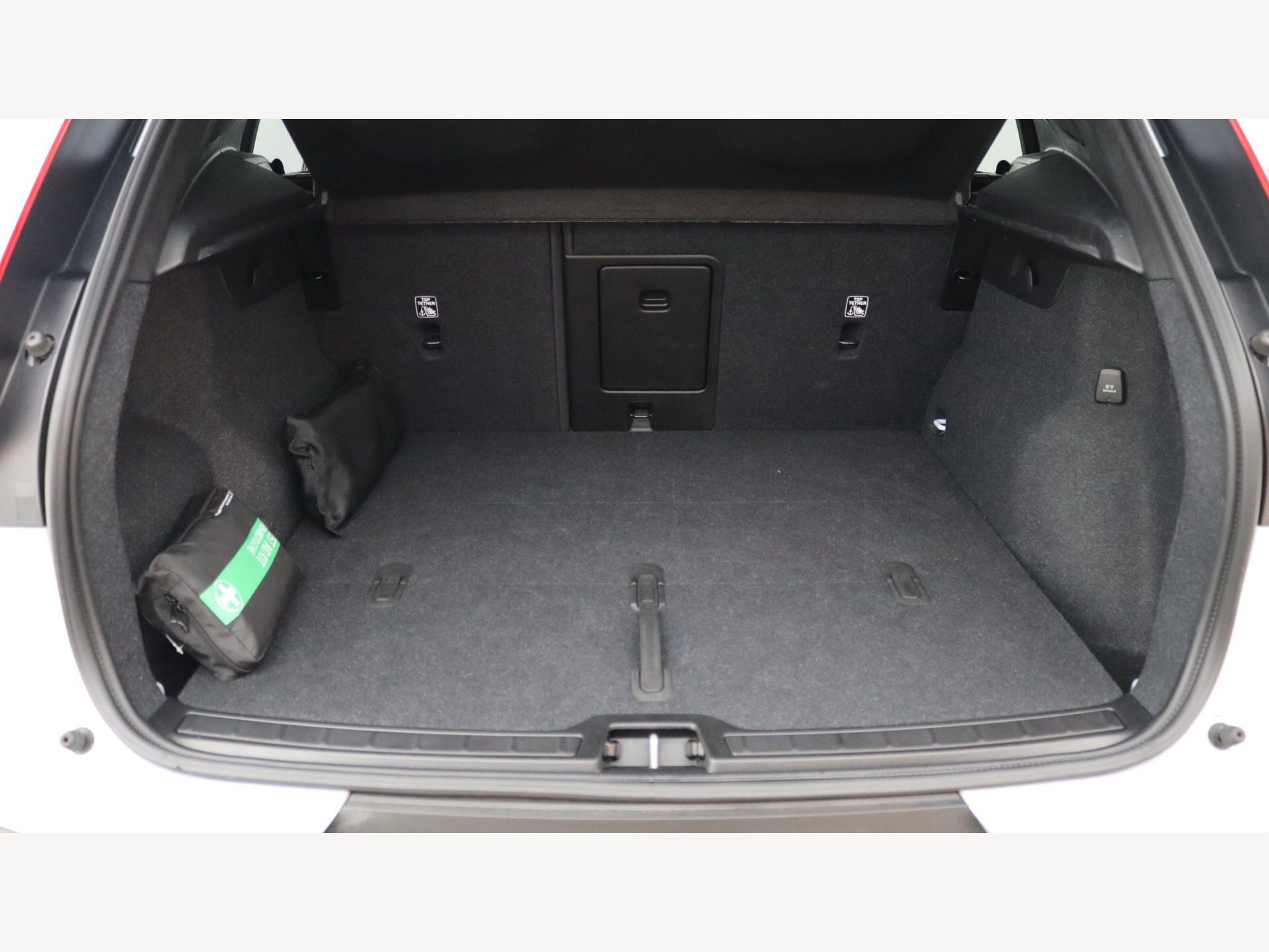 Volvo XC40 view 16