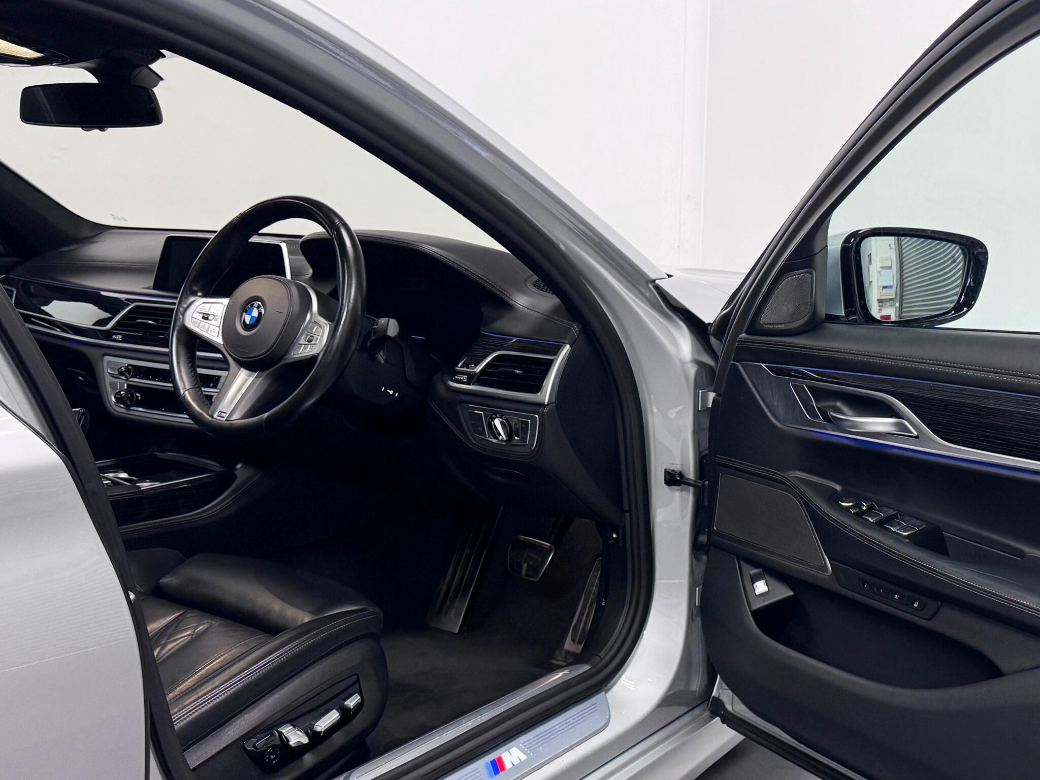 BMW 7 Series view 30