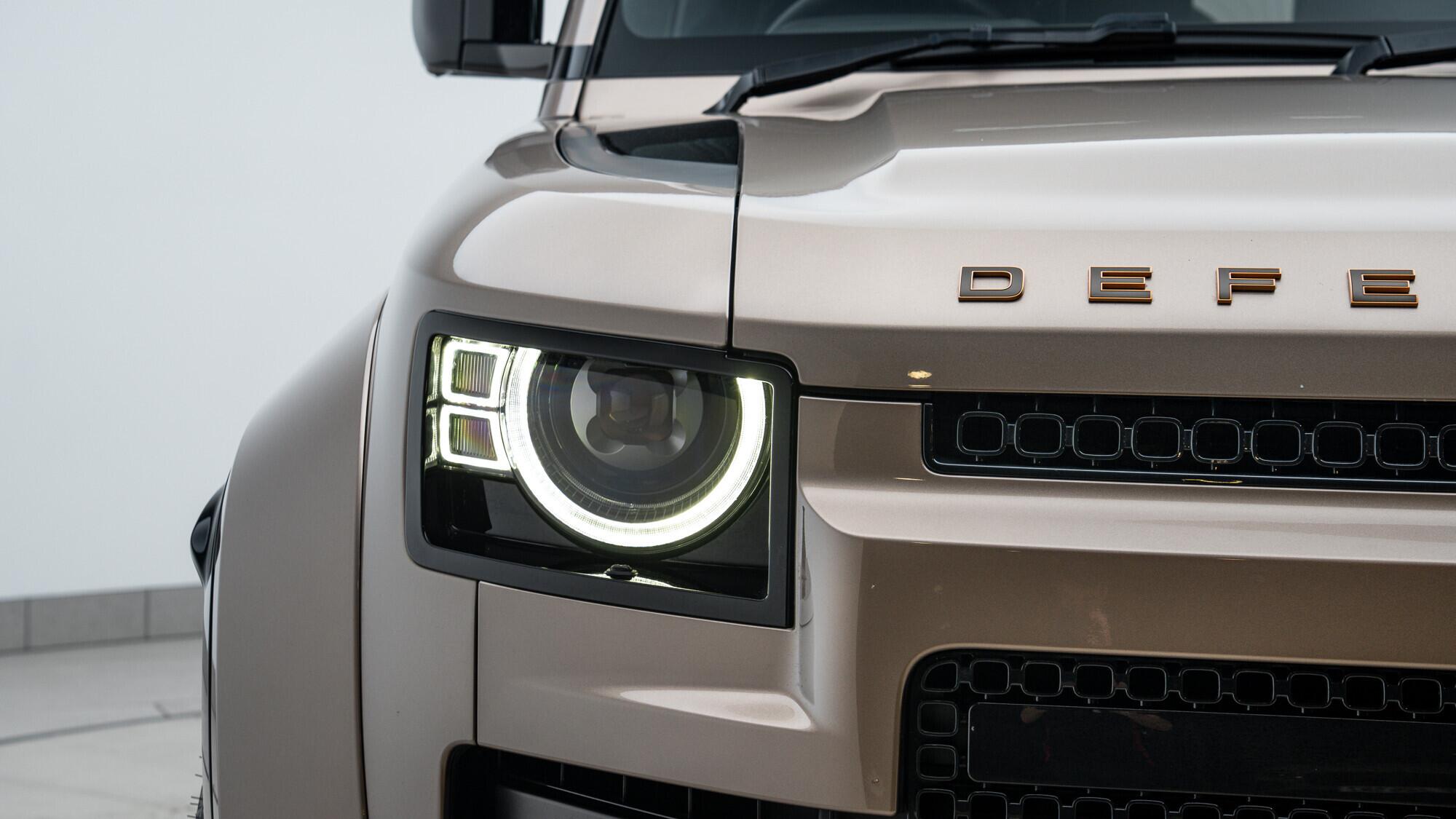 Land Rover Defender 110 view 8